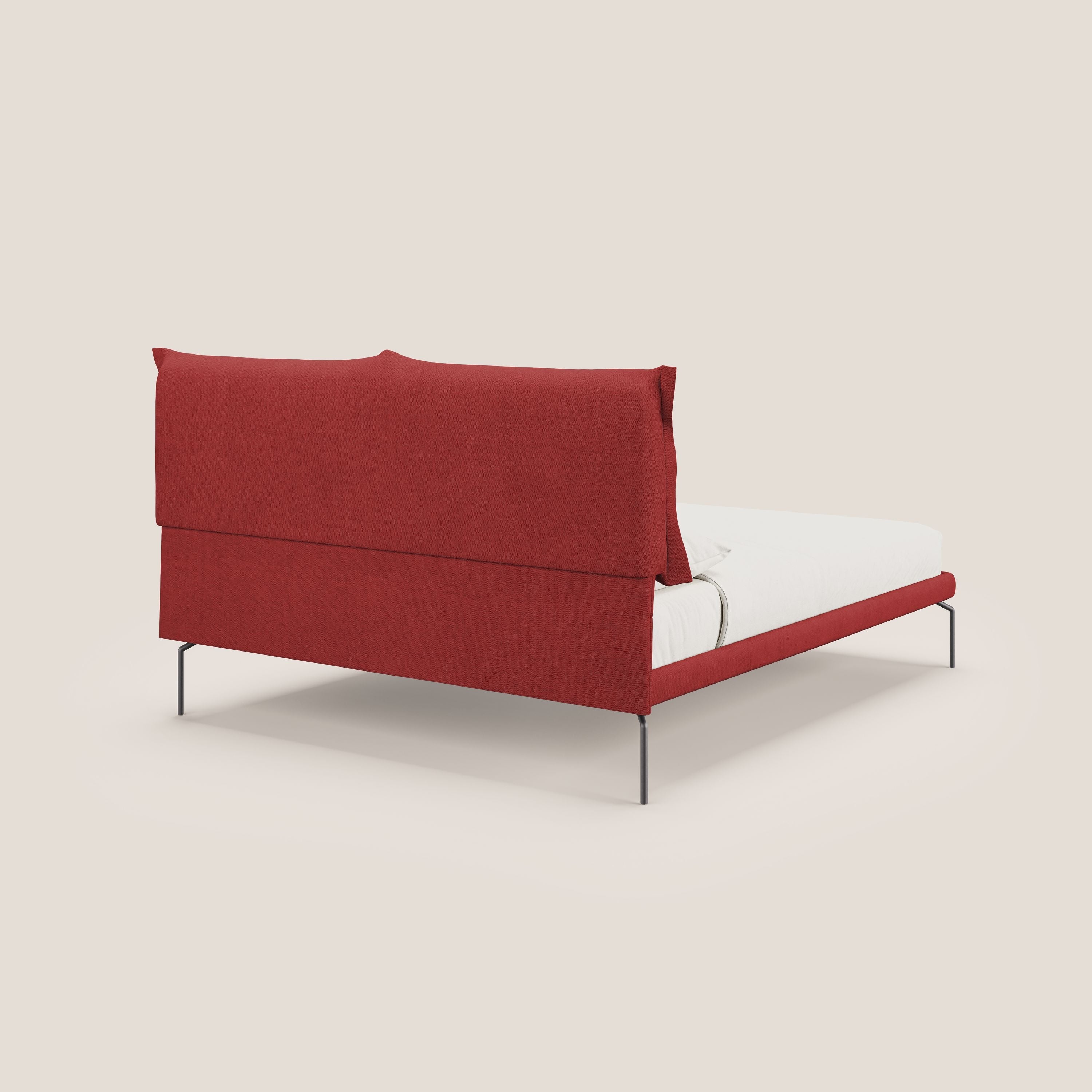 Bice letto imbottito con cuscini e piedi alti in metallo in tessuto impermeabile T02 rosso - divani.store