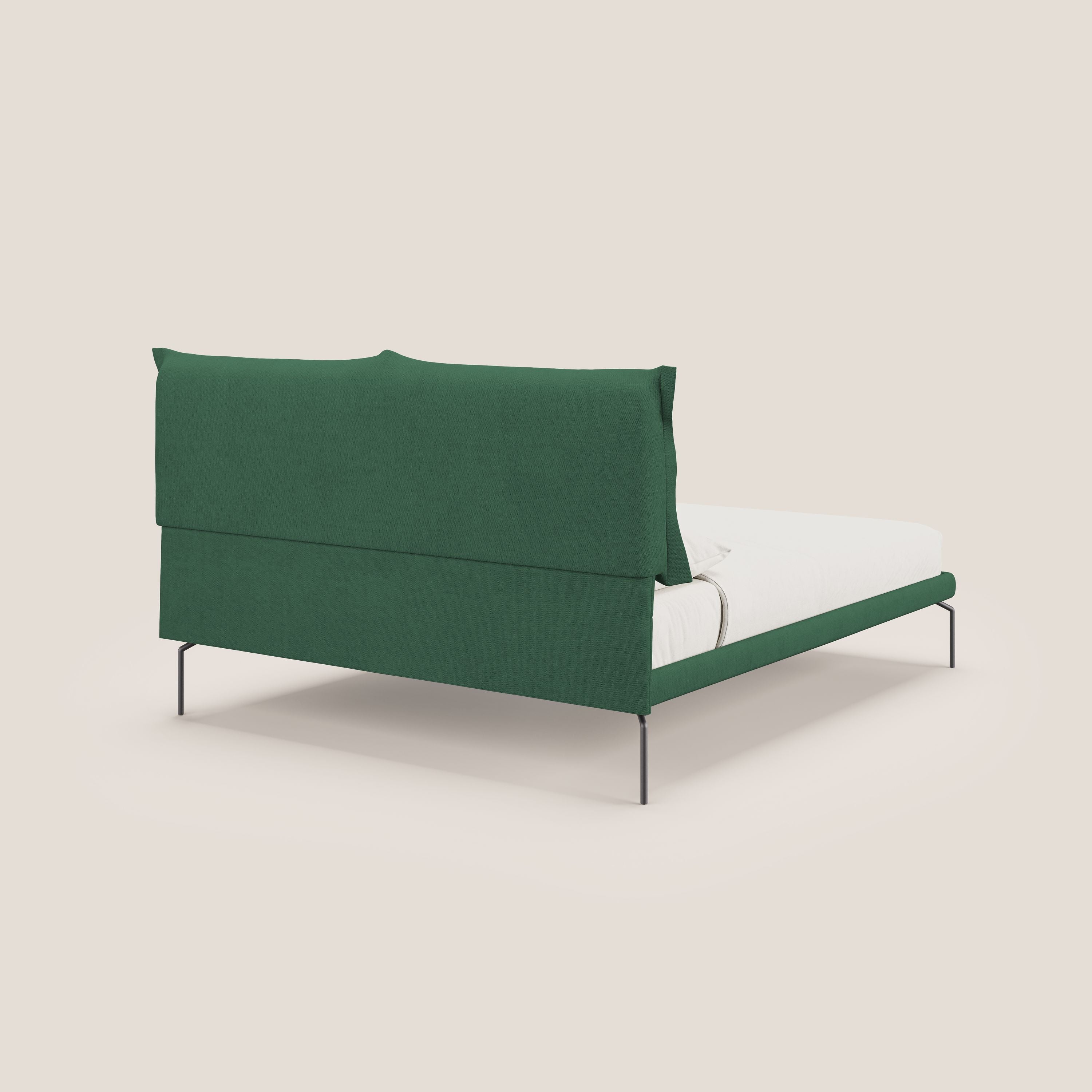 Bice letto imbottito con cuscini e piedi alti in metallo in tessuto impermeabile T02 verde - divani.store