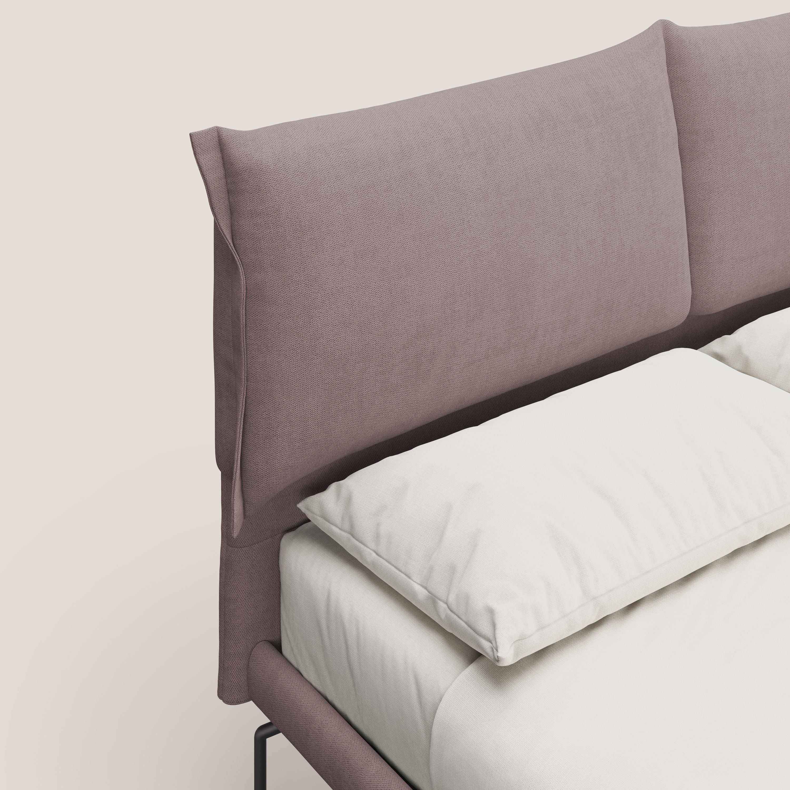 Bice letto imbottito con cuscini e piedi alti in metallo in tessuto impermeabile T02 rosa - divani.store