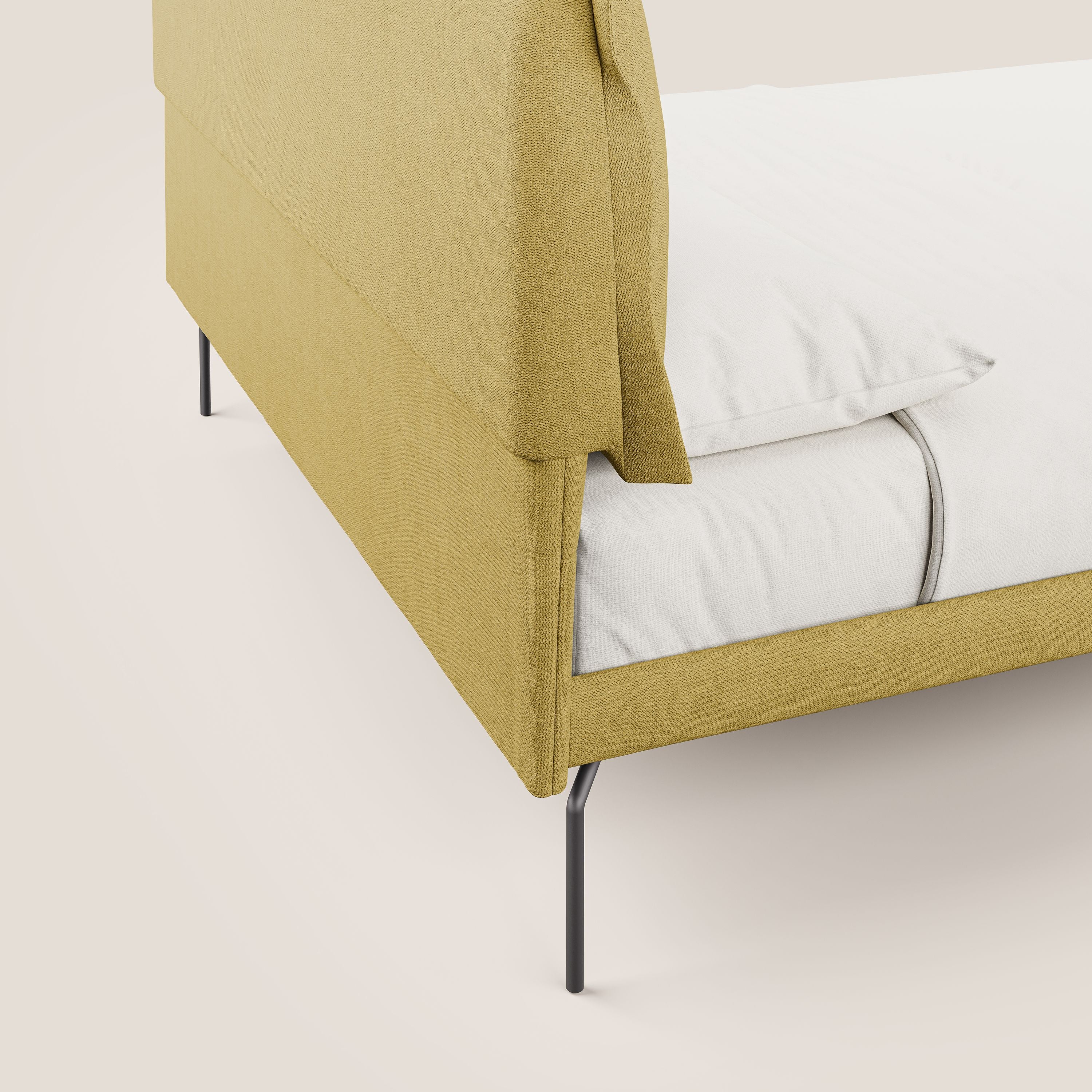 Bice letto imbottito con cuscini e piedi alti in metallo in tessuto impermeabile T02 giallo - divani.store
