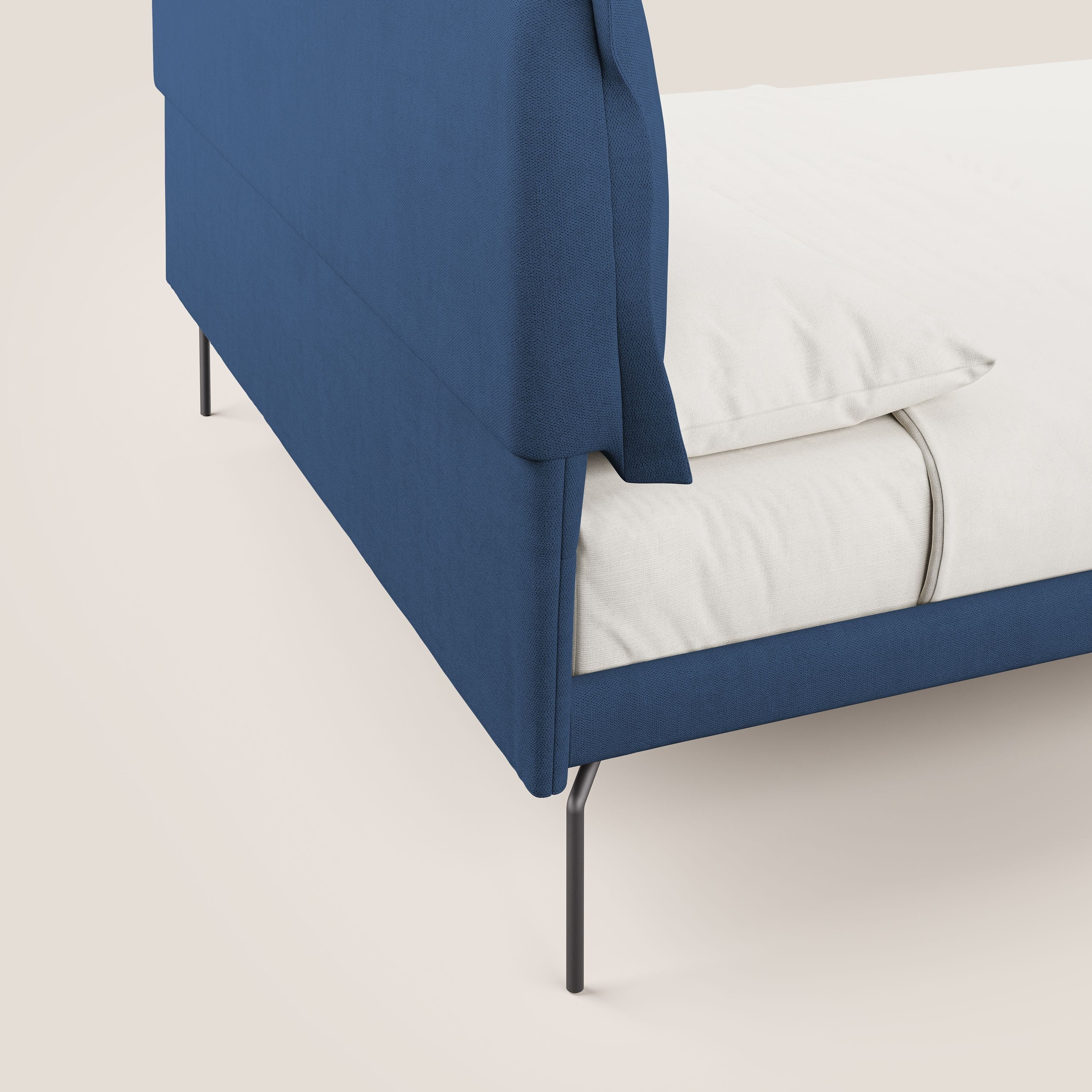 Bice letto imbottito con cuscini e piedi alti in metallo in tessuto impermeabile T02 blu - divani.store