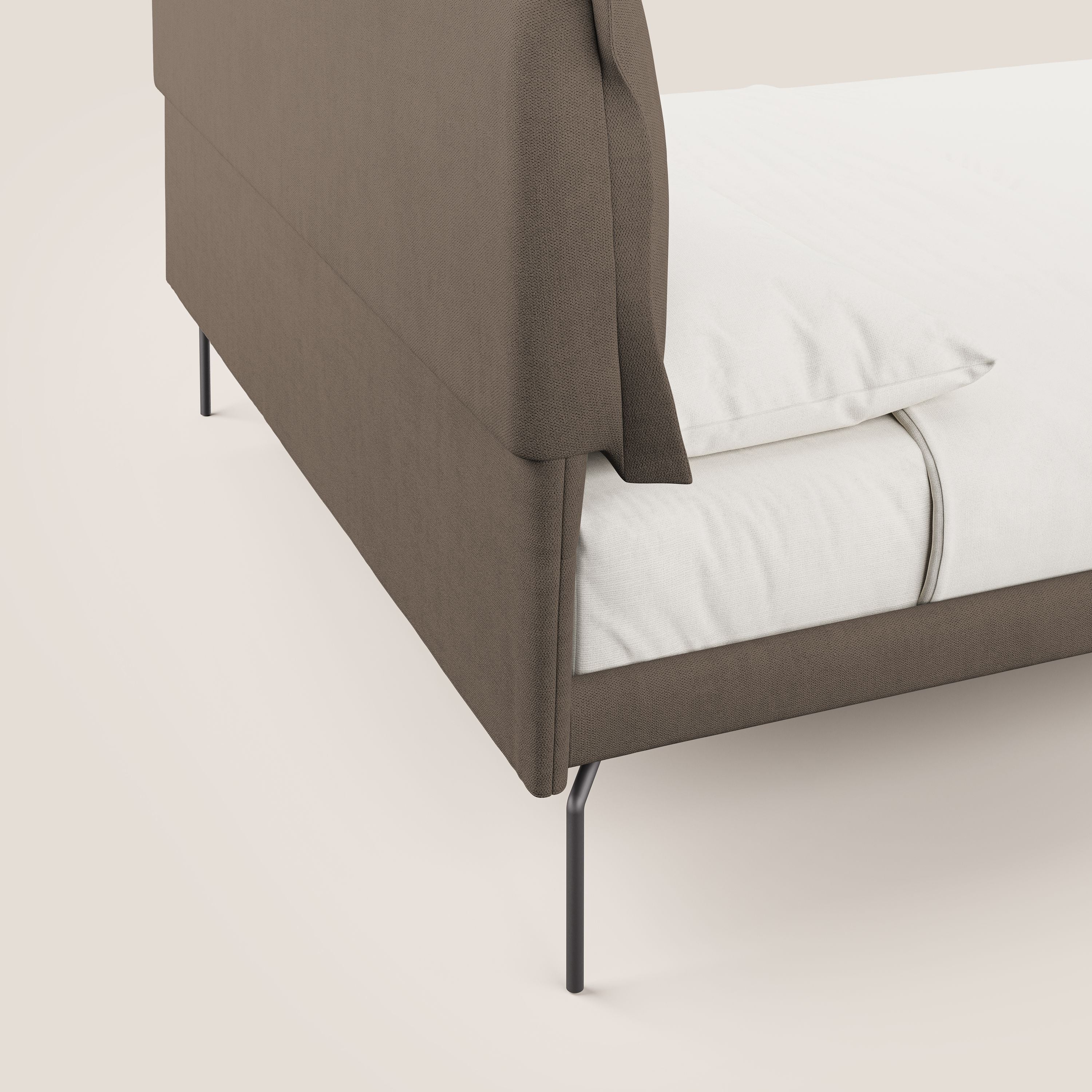 Bice letto imbottito con cuscini e piedi alti in metallo in tessuto impermeabile T02 marrone - divani.store