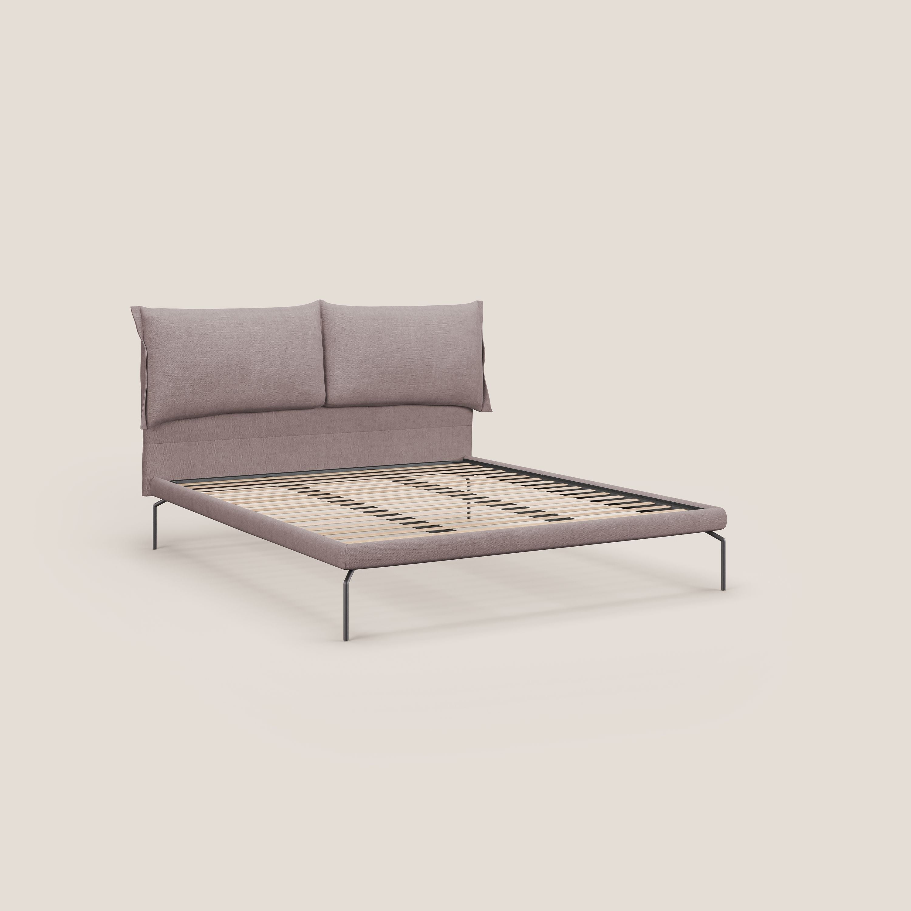 Bice letto imbottito con cuscini e piedi alti in metallo in tessuto impermeabile T02 rosa - divani.store