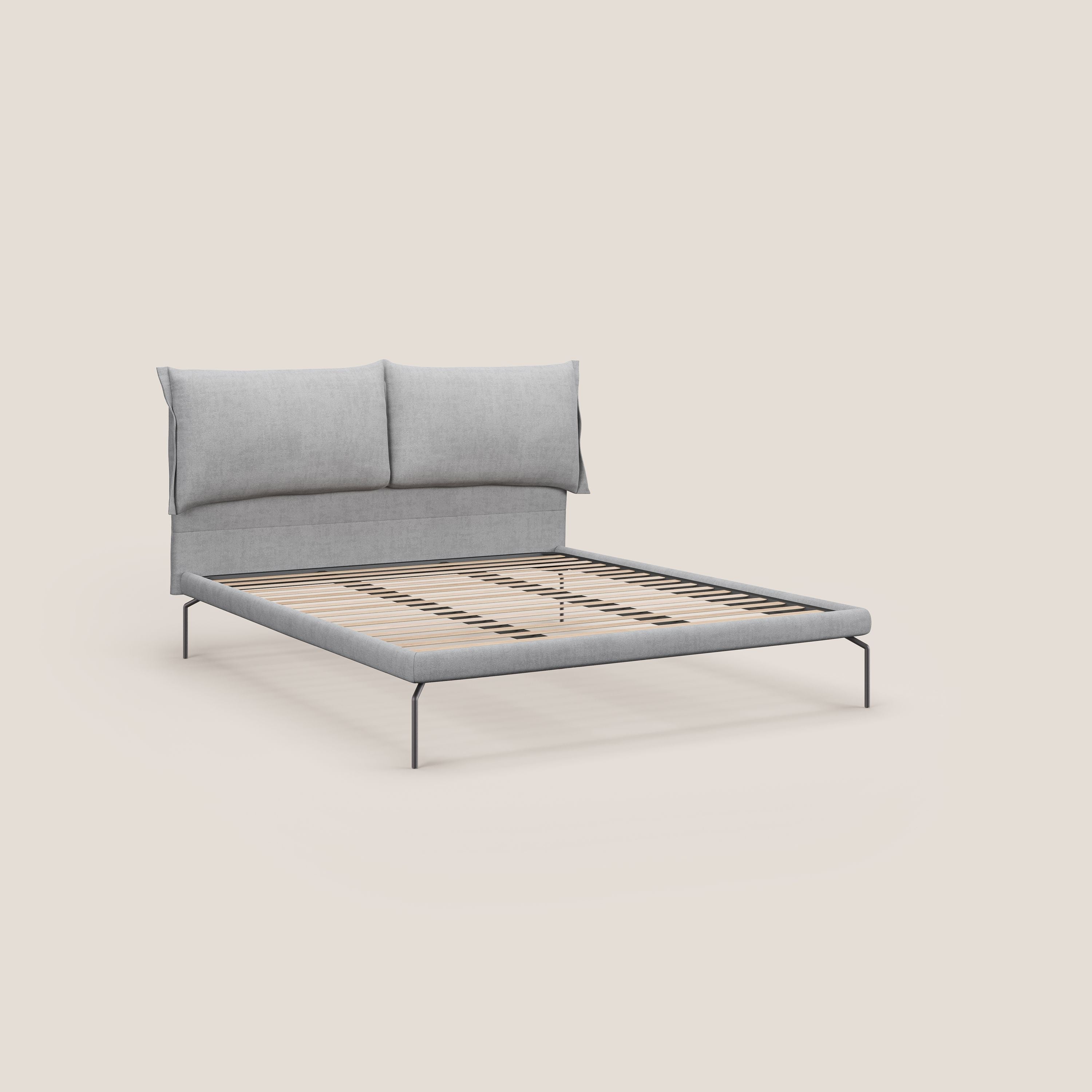 Bice letto imbottito con cuscini e piedi alti in metallo in tessuto impermeabile T02 grigio chiaro - divani.store
