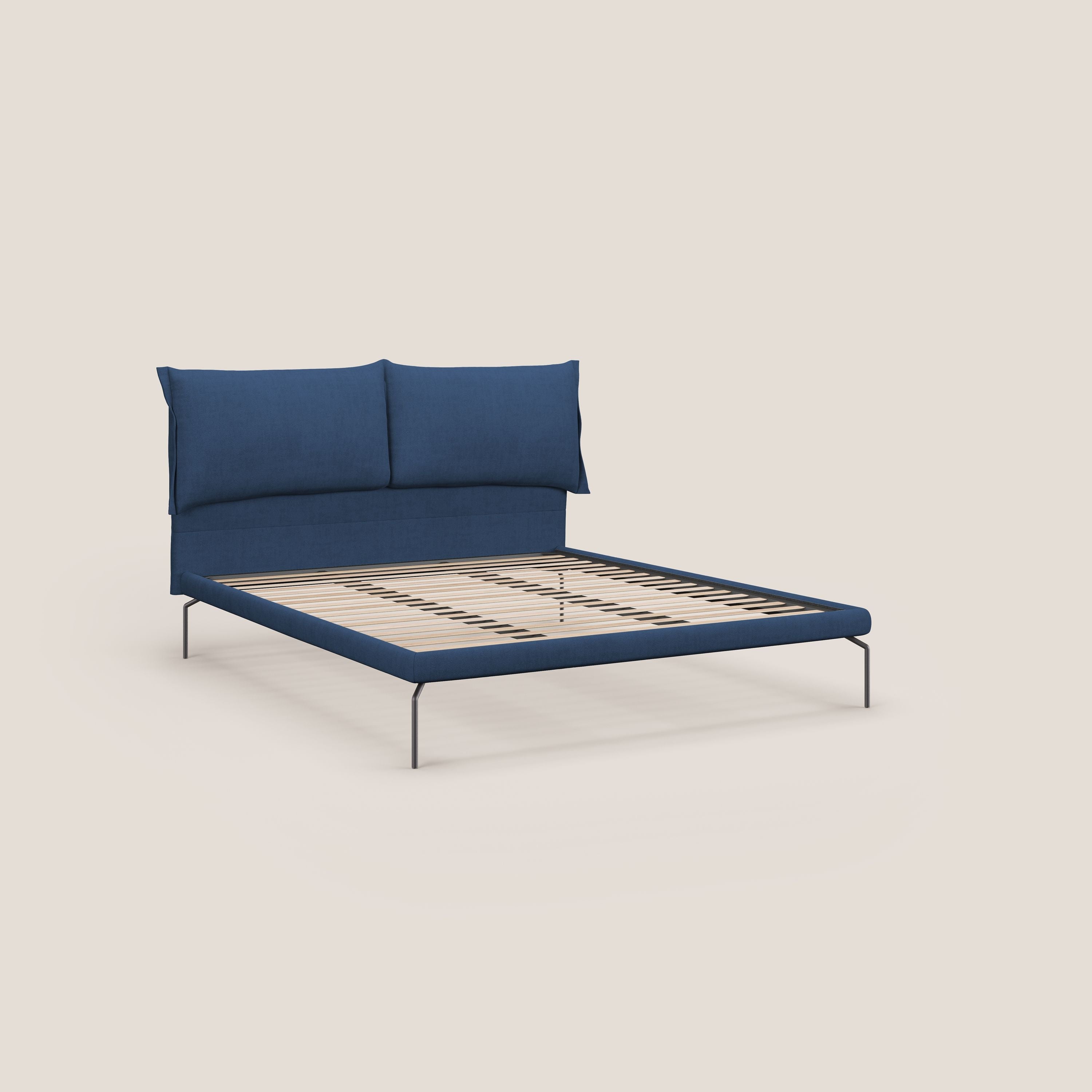 Bice letto imbottito con cuscini e piedi alti in metallo in tessuto impermeabile T02 blu - divani.store