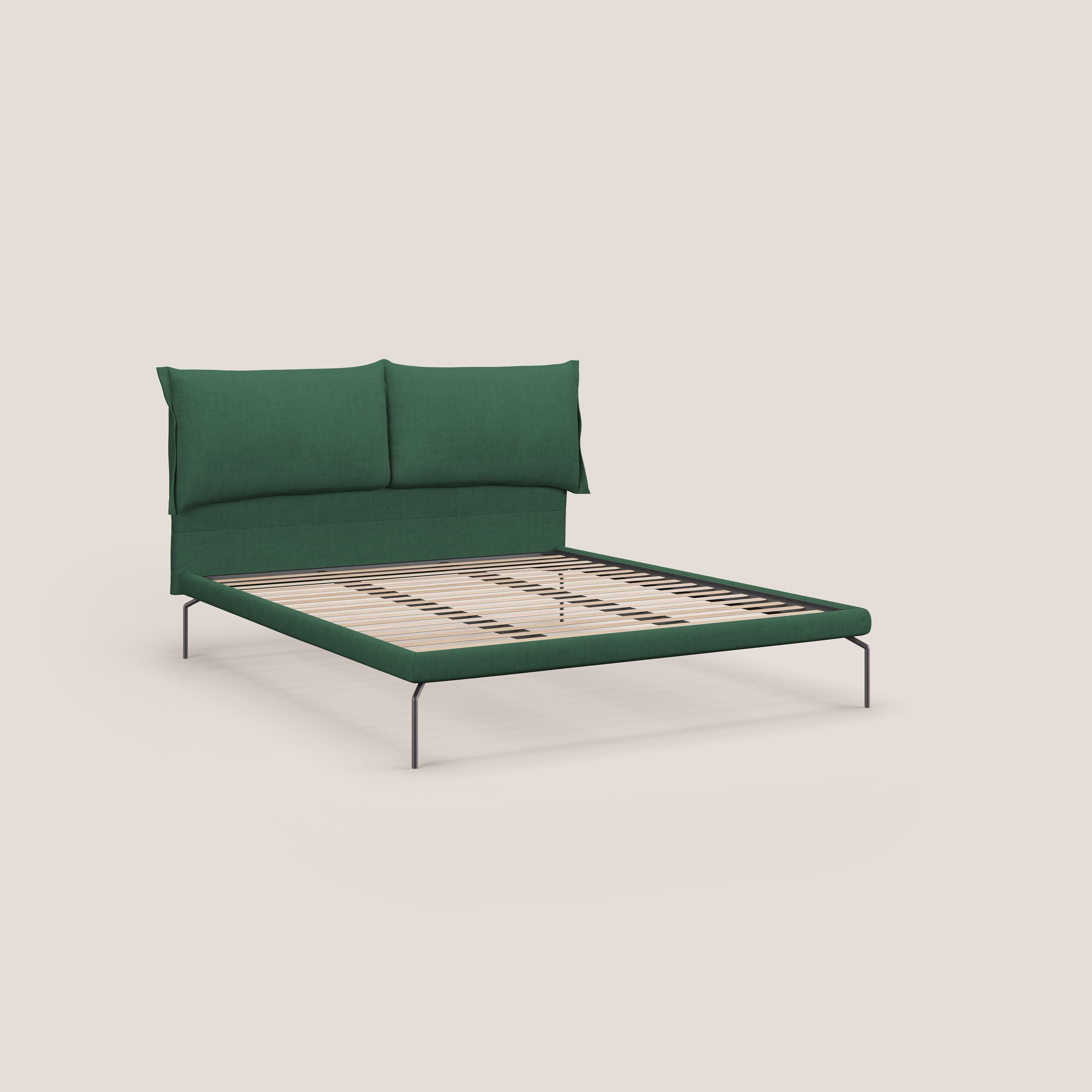 Bice letto imbottito con cuscini e piedi alti in metallo in tessuto impermeabile T02 verde - divani.store