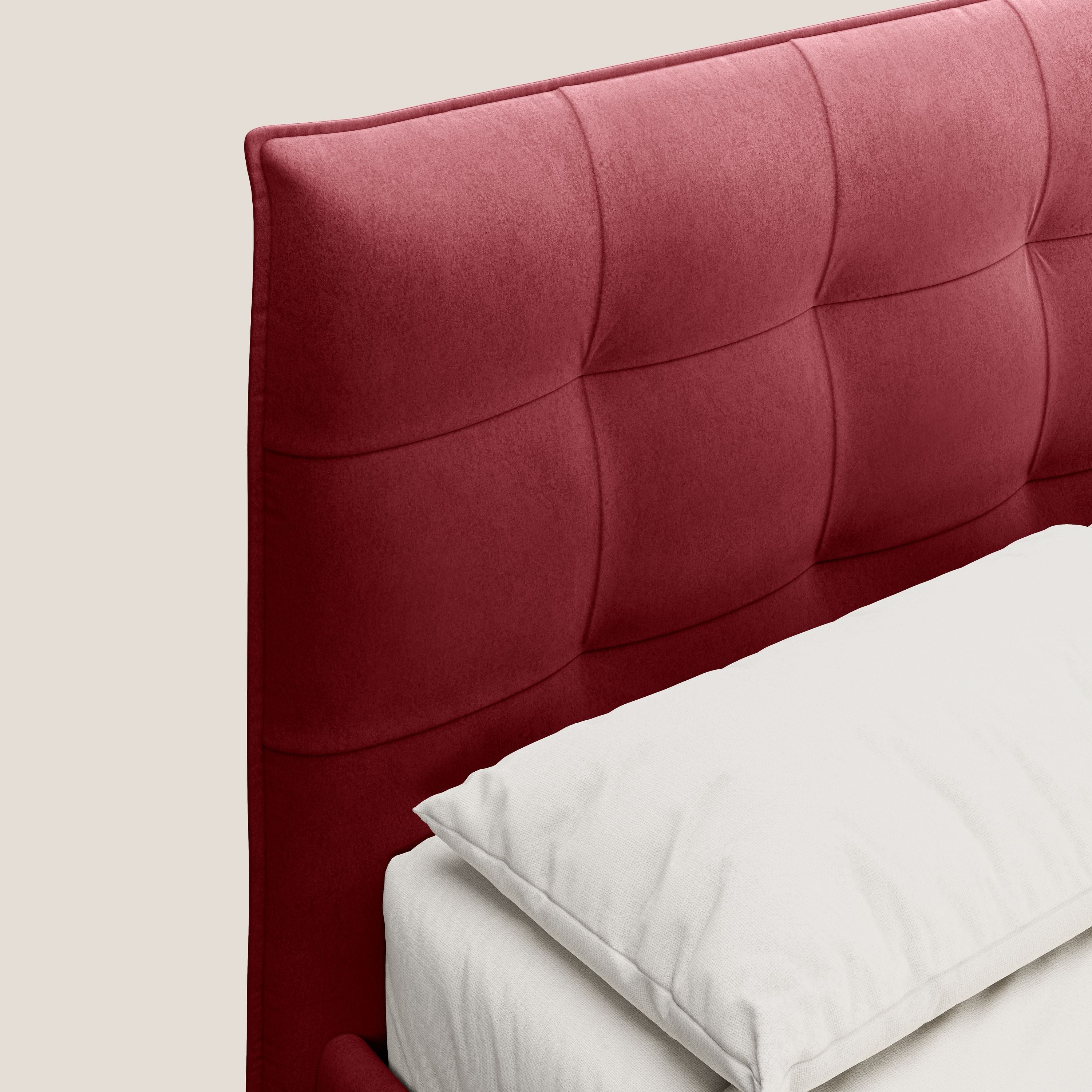 Brigitte letto con testata trapuntata piedi alti in mogano e tessuto impermeabile T09 rosso - divani.store