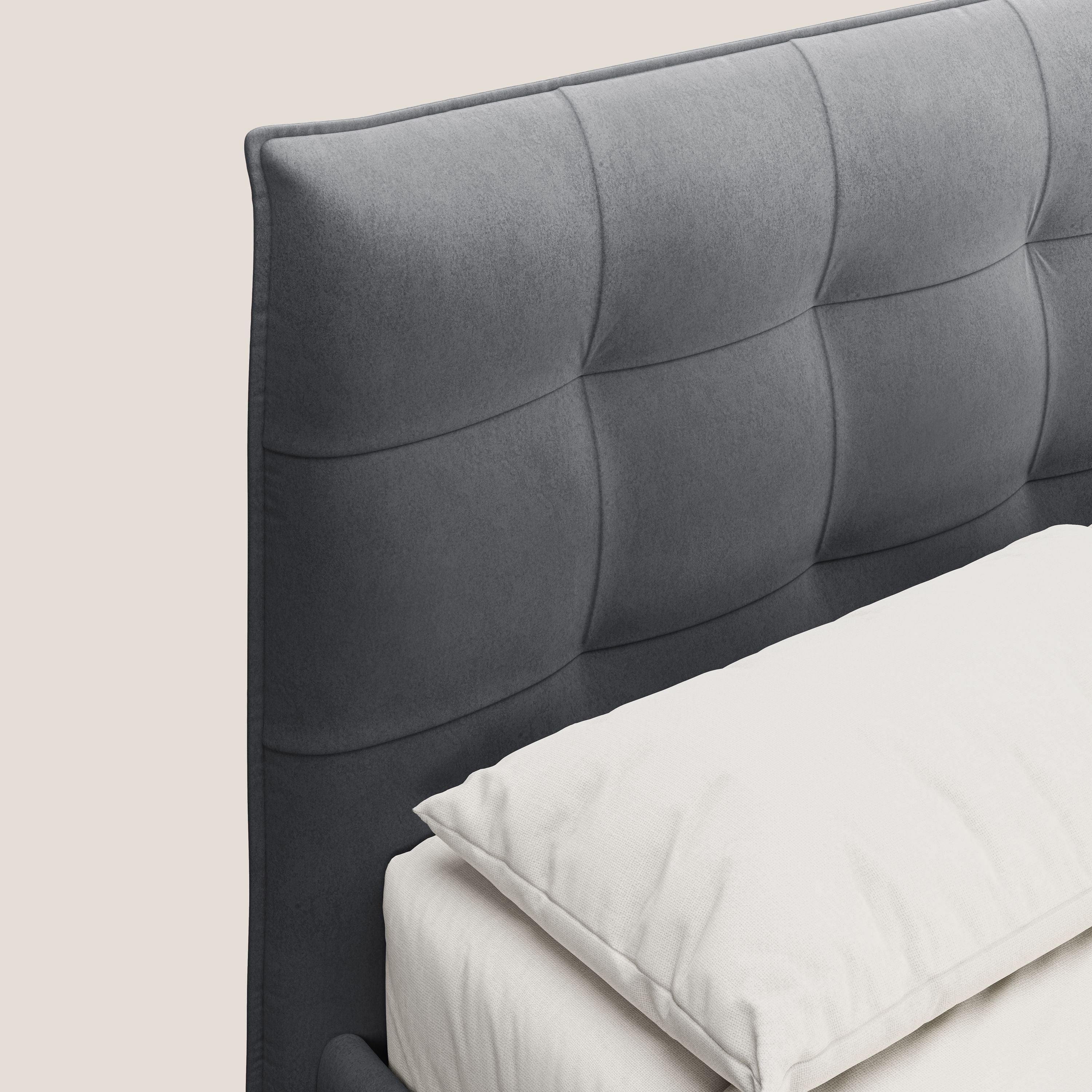 Brigitte letto con testata trapuntata piedi alti in mogano e tessuto impermeabile T09 grigio - divani.store
