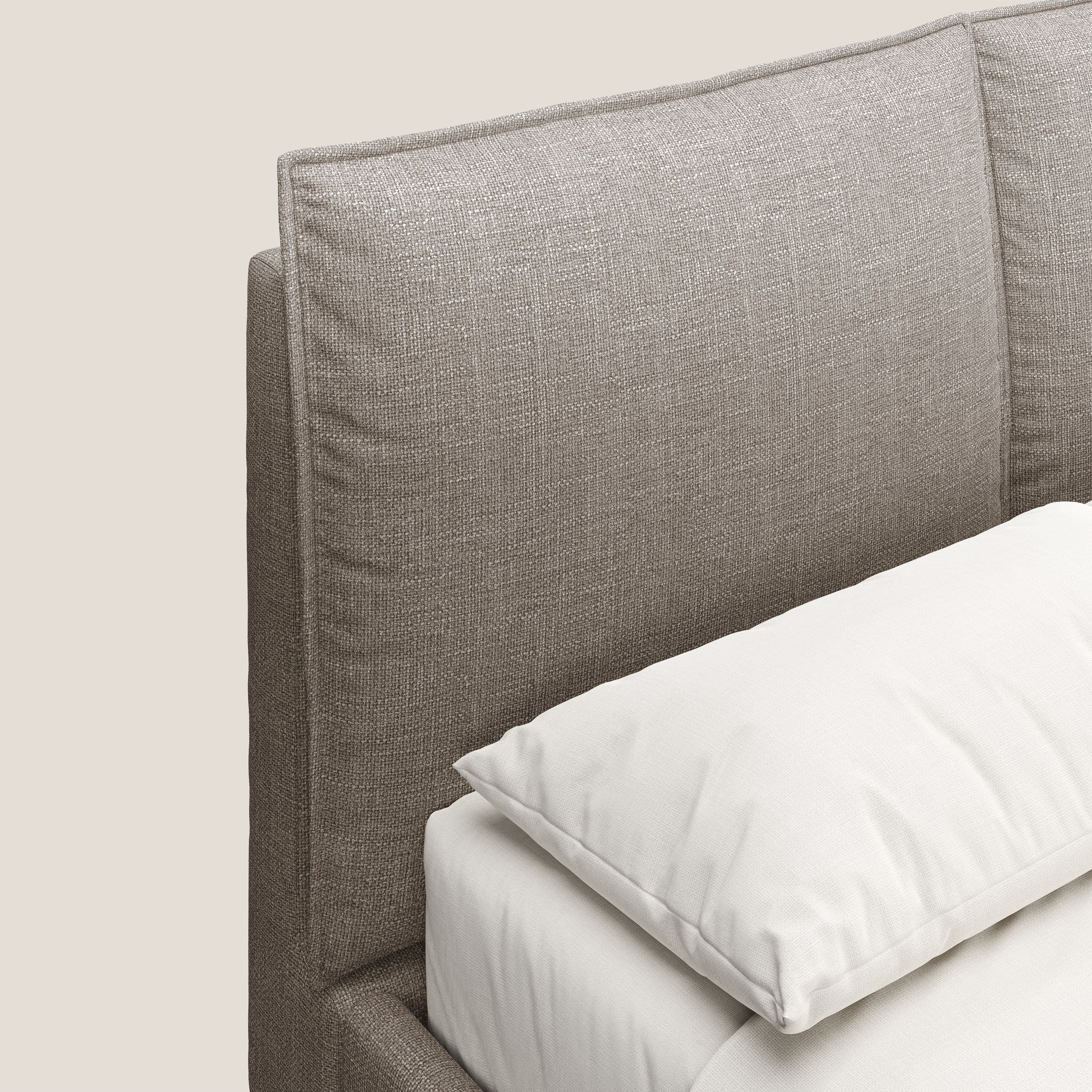 Cloe letto imbottito con piedi in metallo sfoderabile in tessuto fiammato impermeabile T06 marrone - divani.store