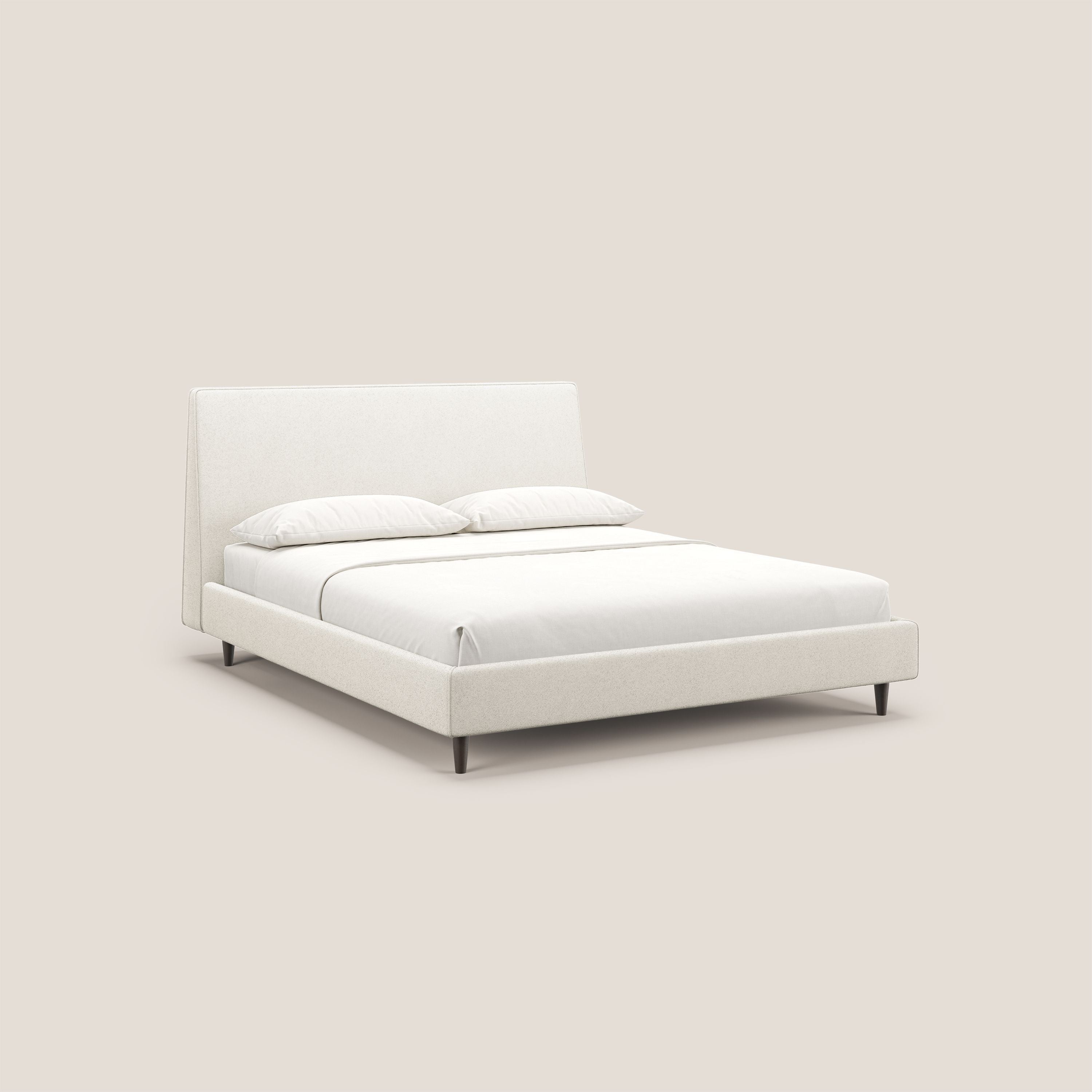 Dorotea letto imbottito con piedi in legno in morbido bouclé impermeabile T07 bianco - divani.store