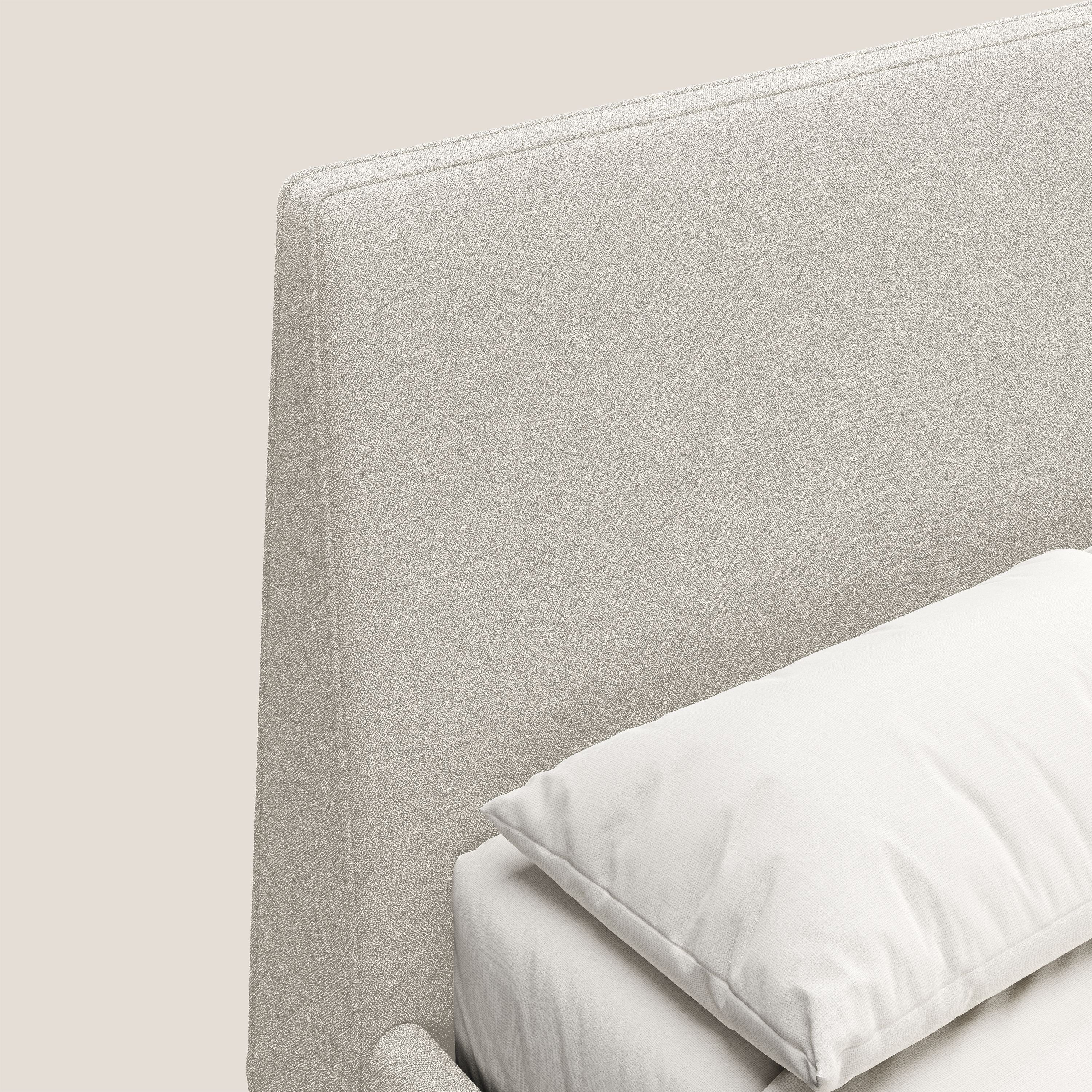 Dorotea letto imbottito con piedi in legno in morbido bouclé impermeabile T07 bianco - divani.store