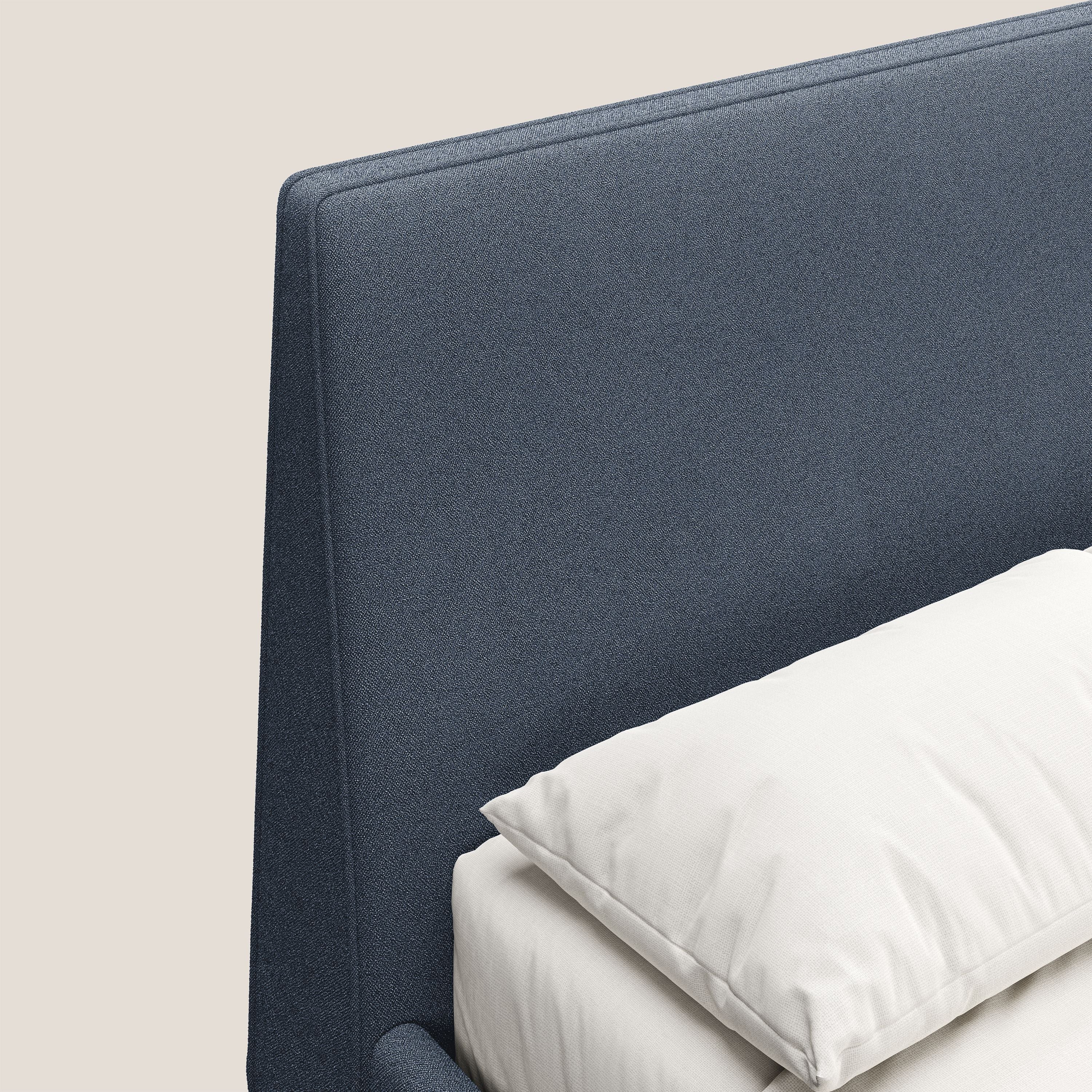 Dorotea letto imbottito con piedi in legno in morbido bouclé impermeabile T07 blu - divani.store