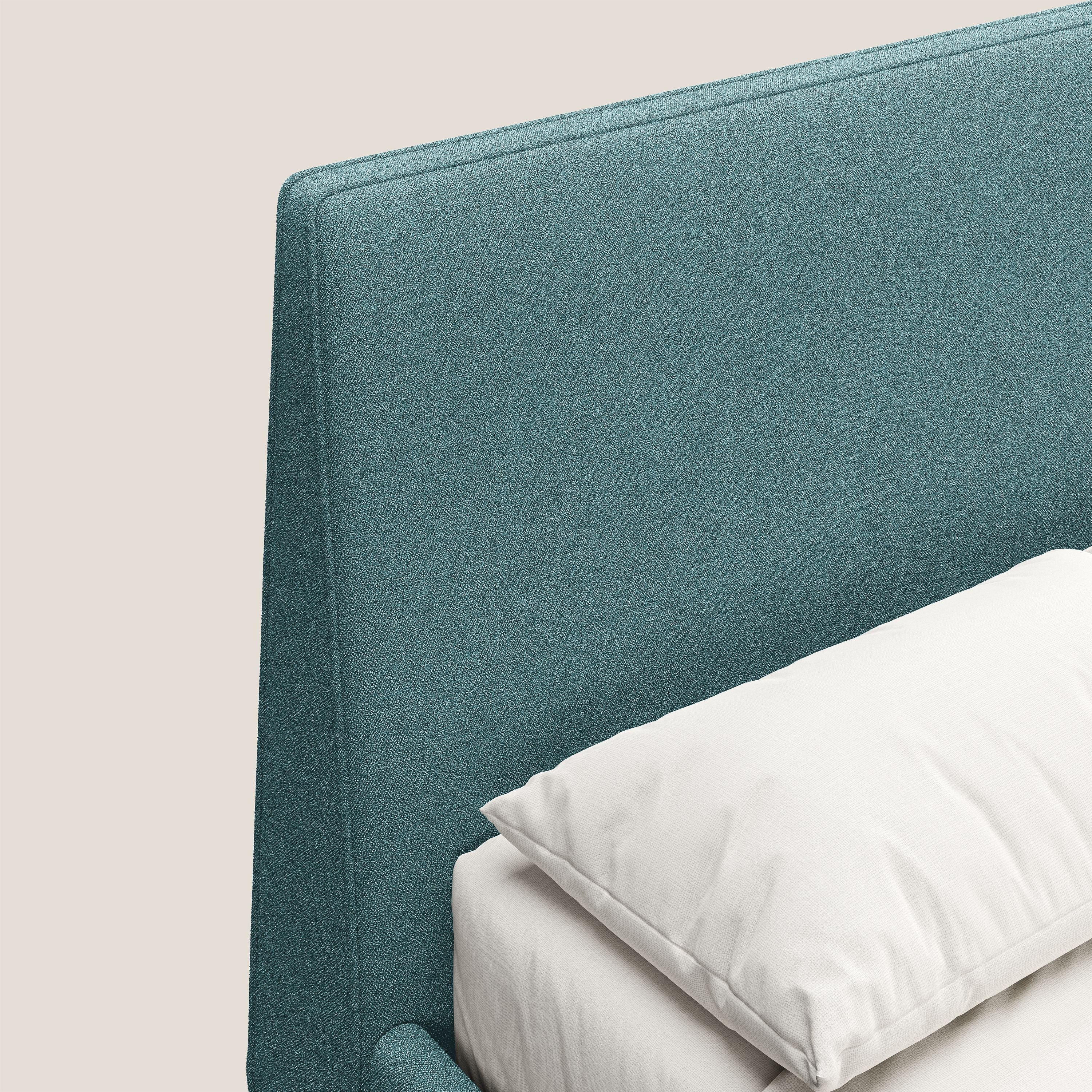 Dorotea letto imbottito con piedi in legno in morbido bouclé impermeabile T07 azzurro - divani.store