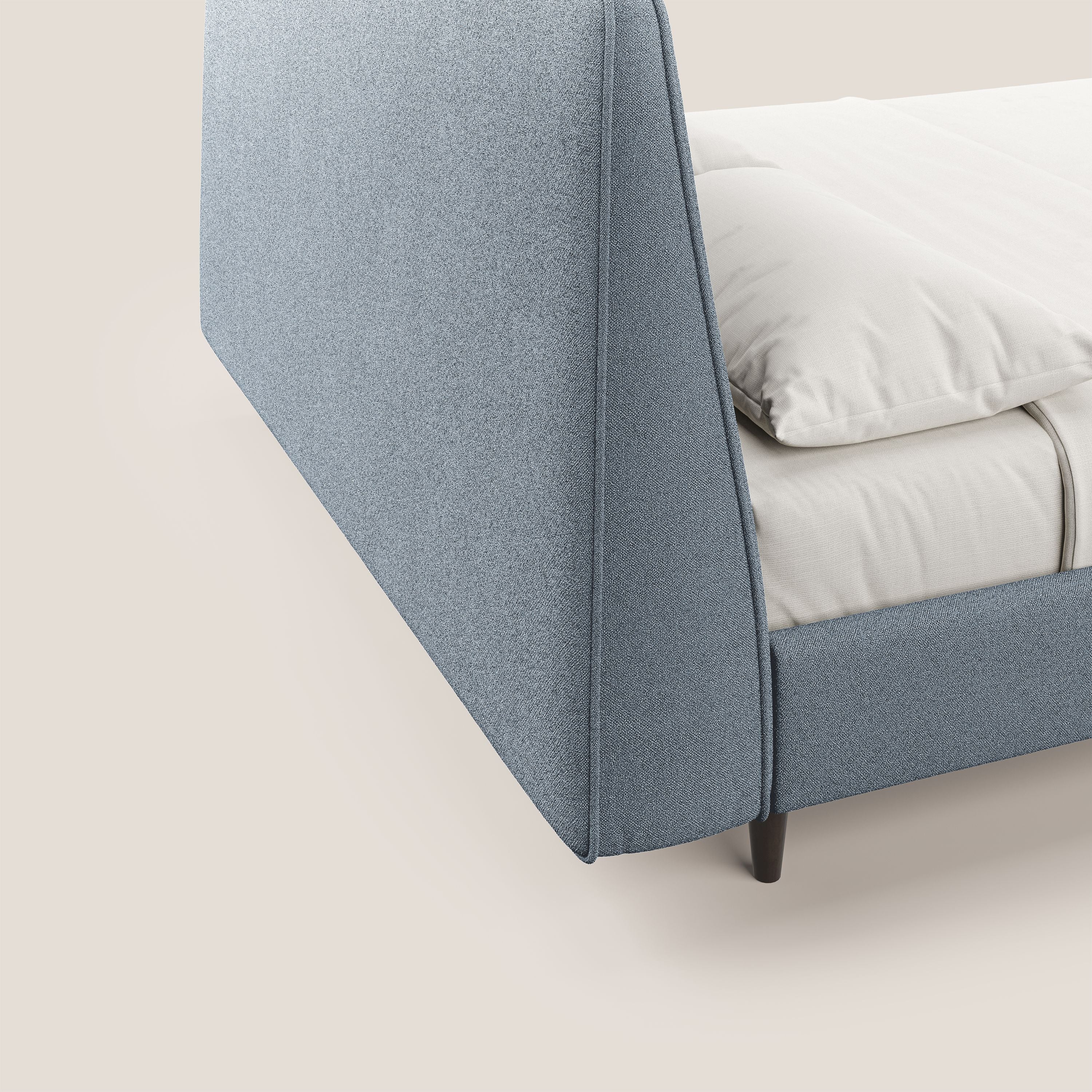 Dorotea letto imbottito con piedi in legno in morbido bouclé impermeabile T07 carta da zucchero - divani.store