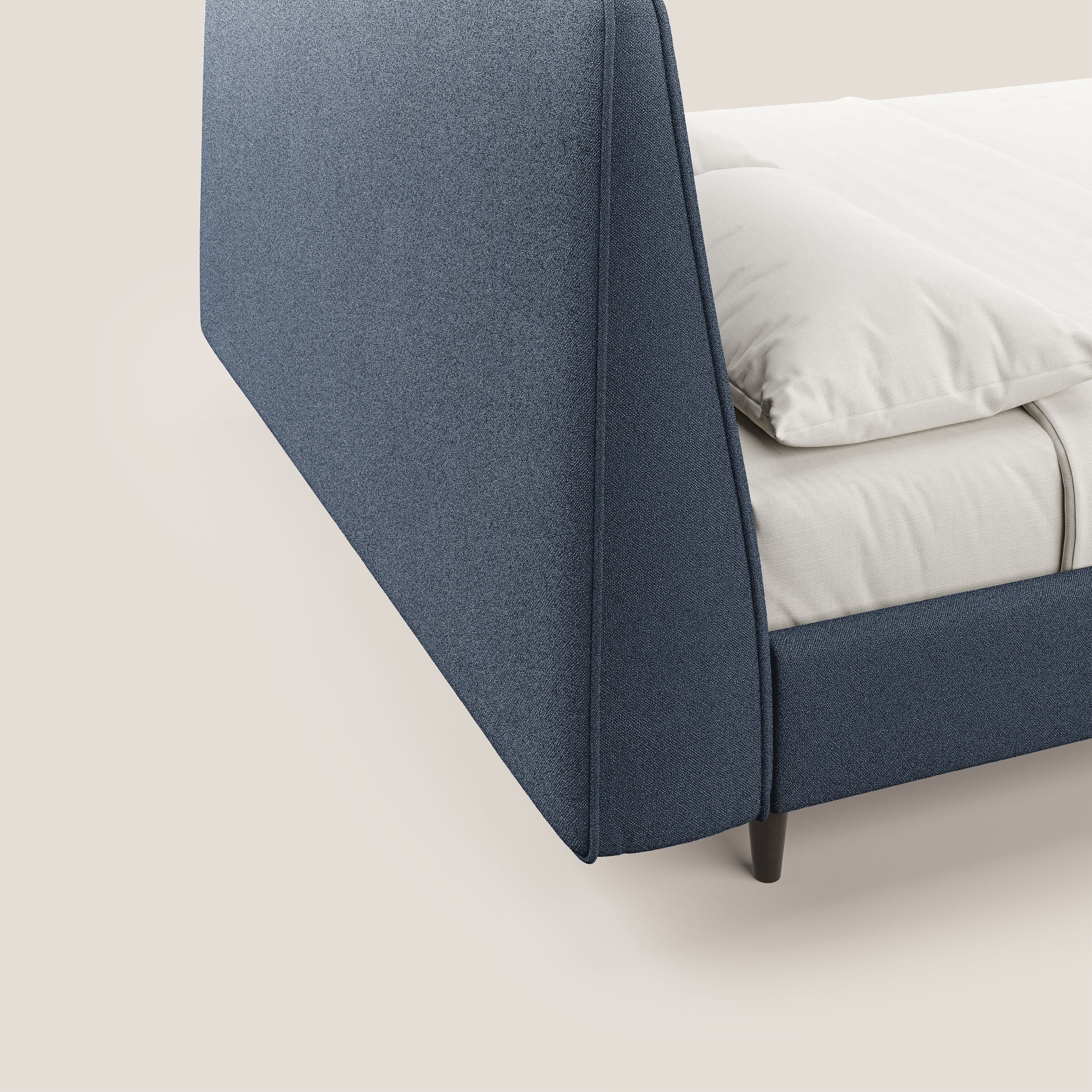 Dorotea letto imbottito con piedi in legno in morbido bouclé impermeabile T07 blu - divani.store