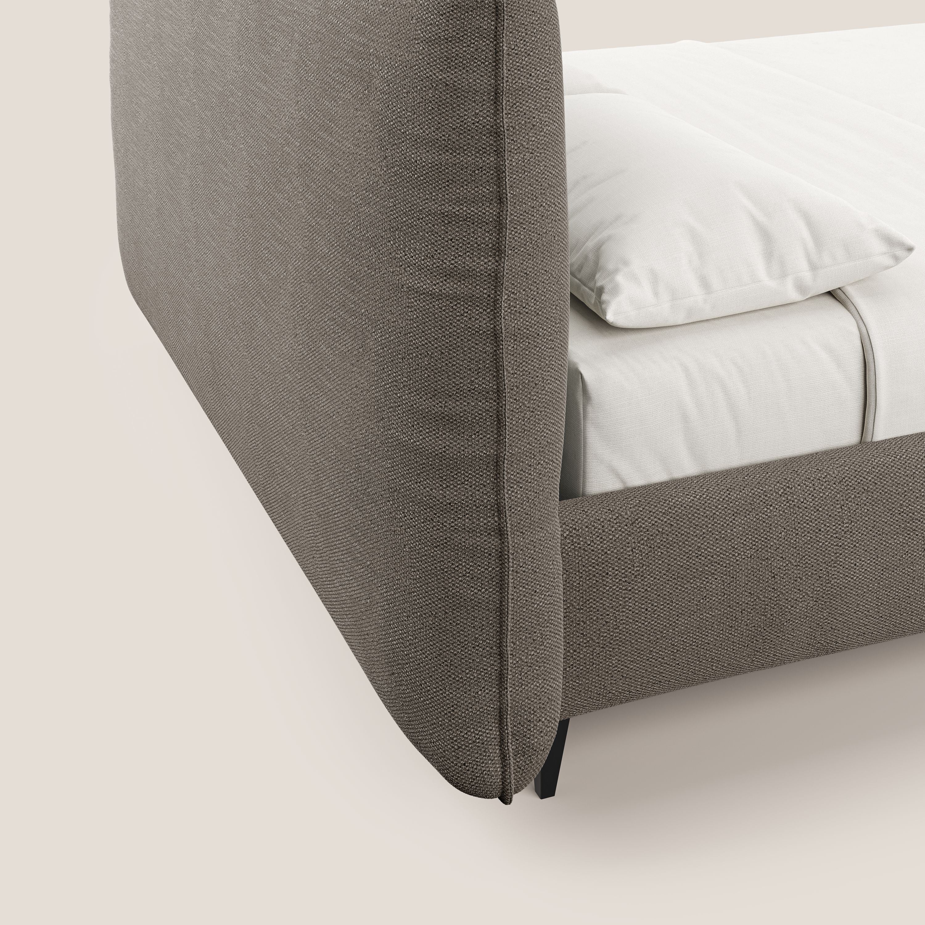 EROS letto imbottito in piuma con vano contenitore in pregiato e fresco bouclet smacchiabile T16 marrone - divani.store