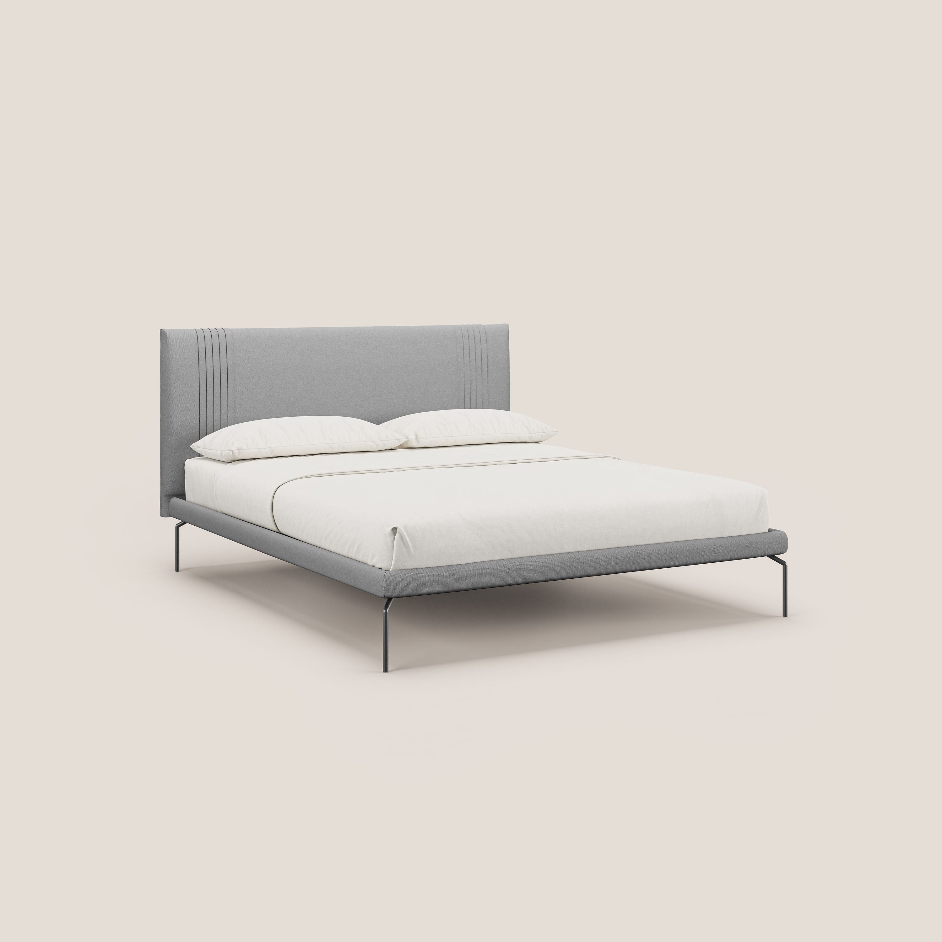 Finn letto imbottito con piedi alti in metallo in tessuto smacchiabile T05 grigio - divani.store