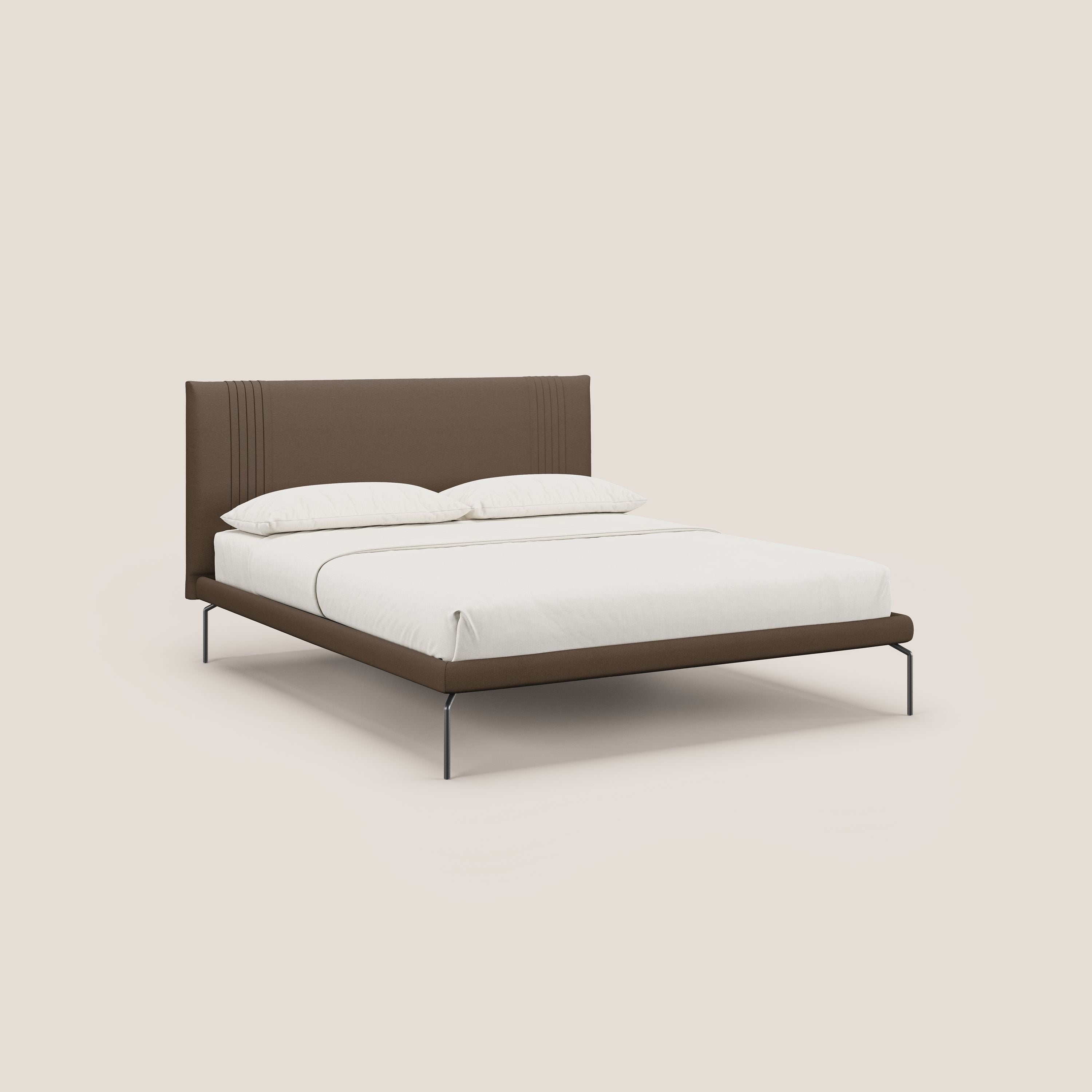 Finn letto imbottito con piedi alti in metallo in tessuto smacchiabile T05 marrone - divani.store