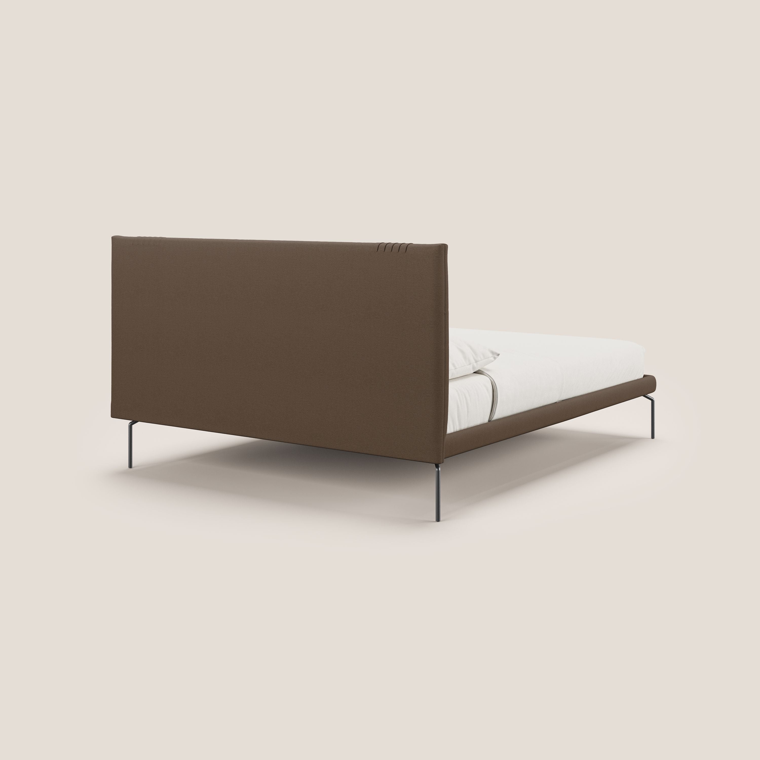 Finn letto imbottito con piedi alti in metallo in tessuto smacchiabile T05 marrone - divani.store