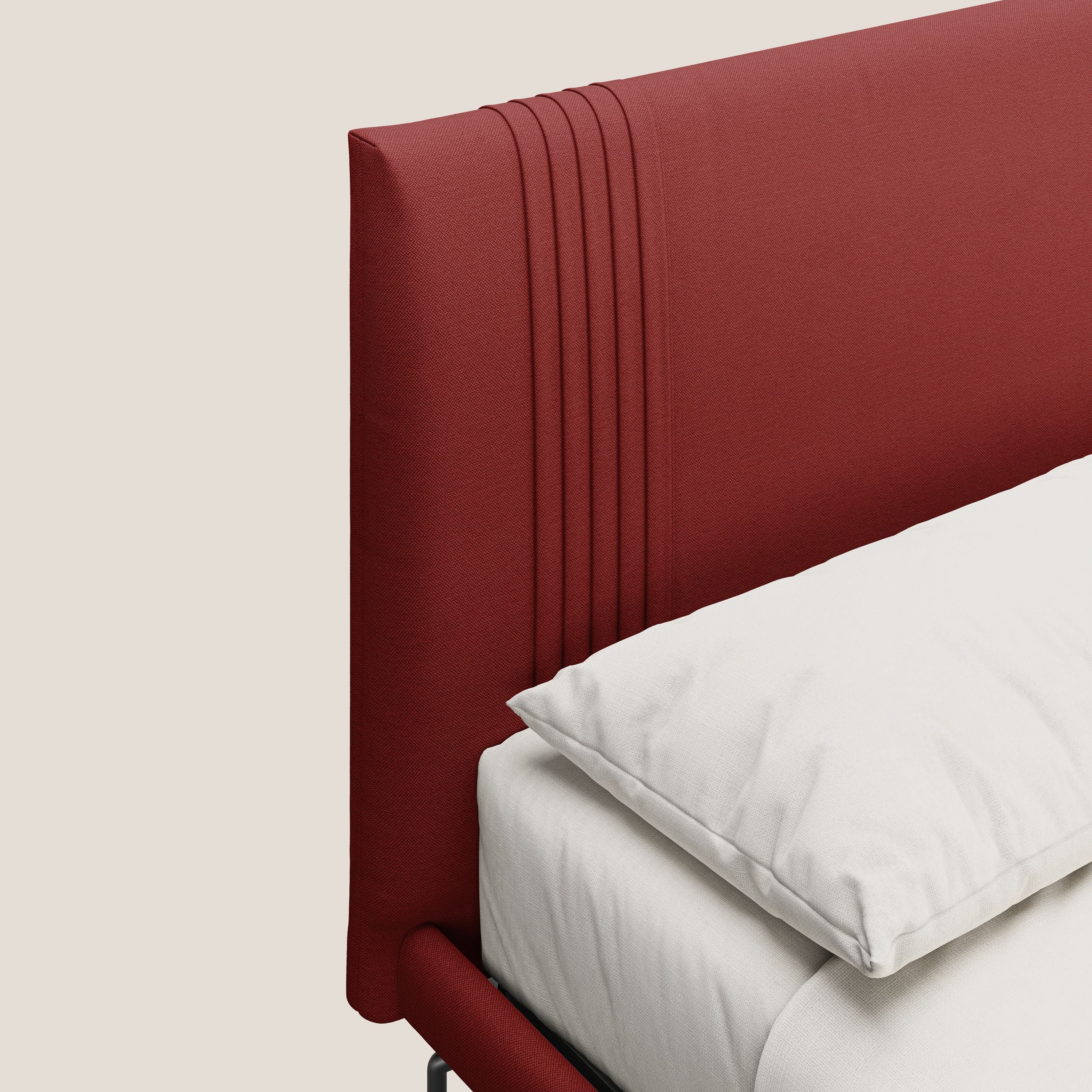 Finn letto imbottito con piedi alti in metallo in tessuto smacchiabile T05 rosso - divani.store