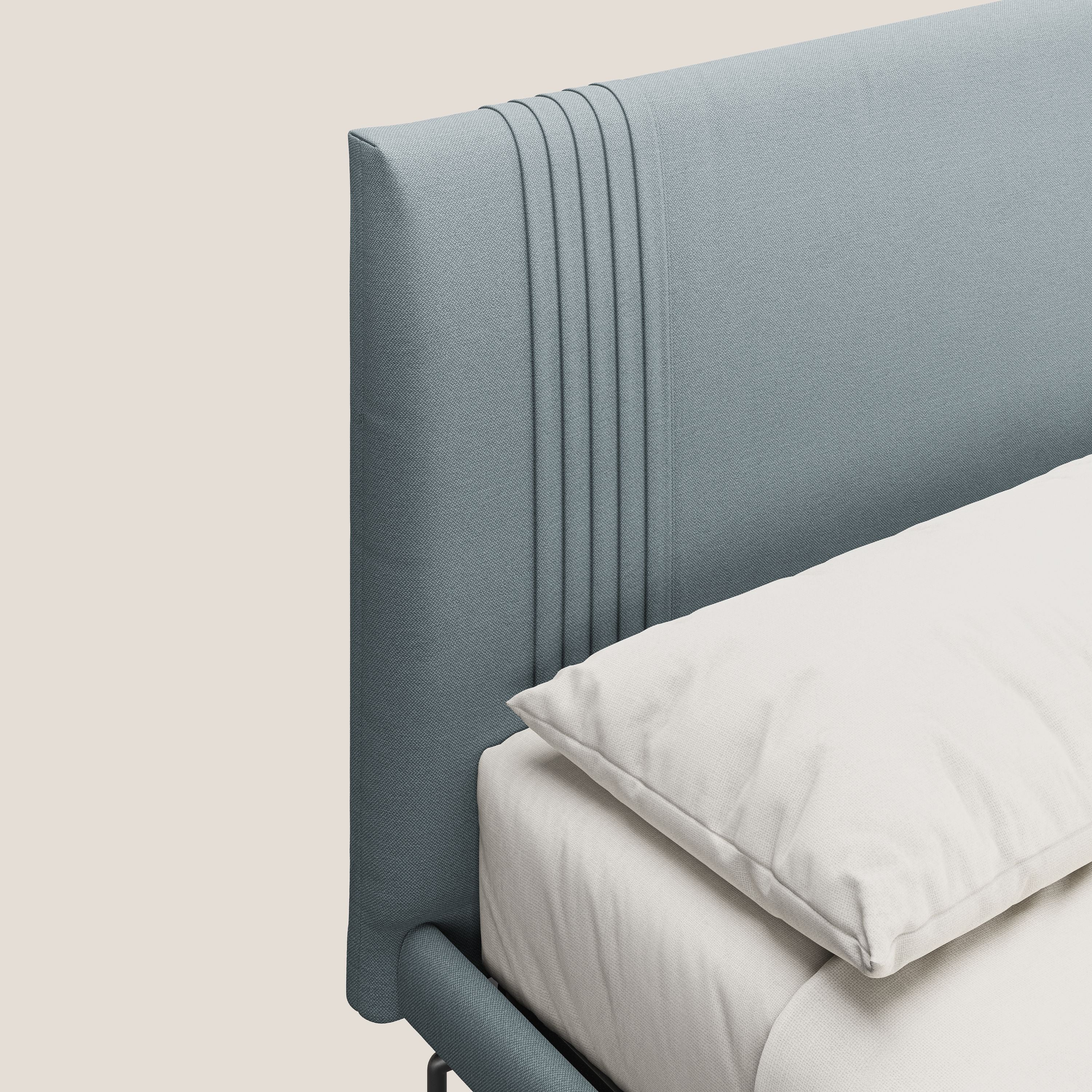 Finn letto imbottito con piedi alti in metallo in tessuto smacchiabile T05 carta da zucchero - divani.store