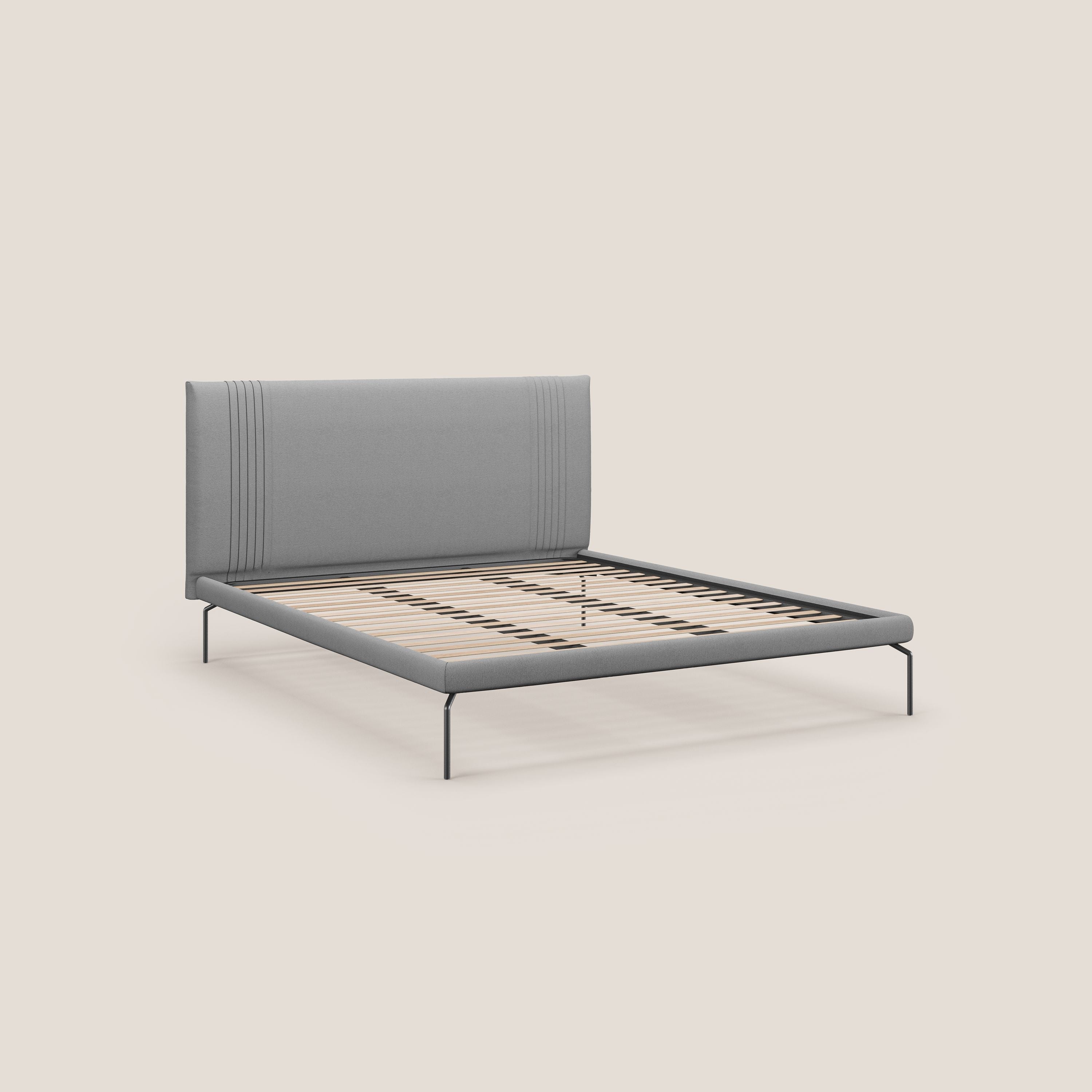 Finn letto imbottito con piedi alti in metallo in tessuto smacchiabile T05 grigio - divani.store