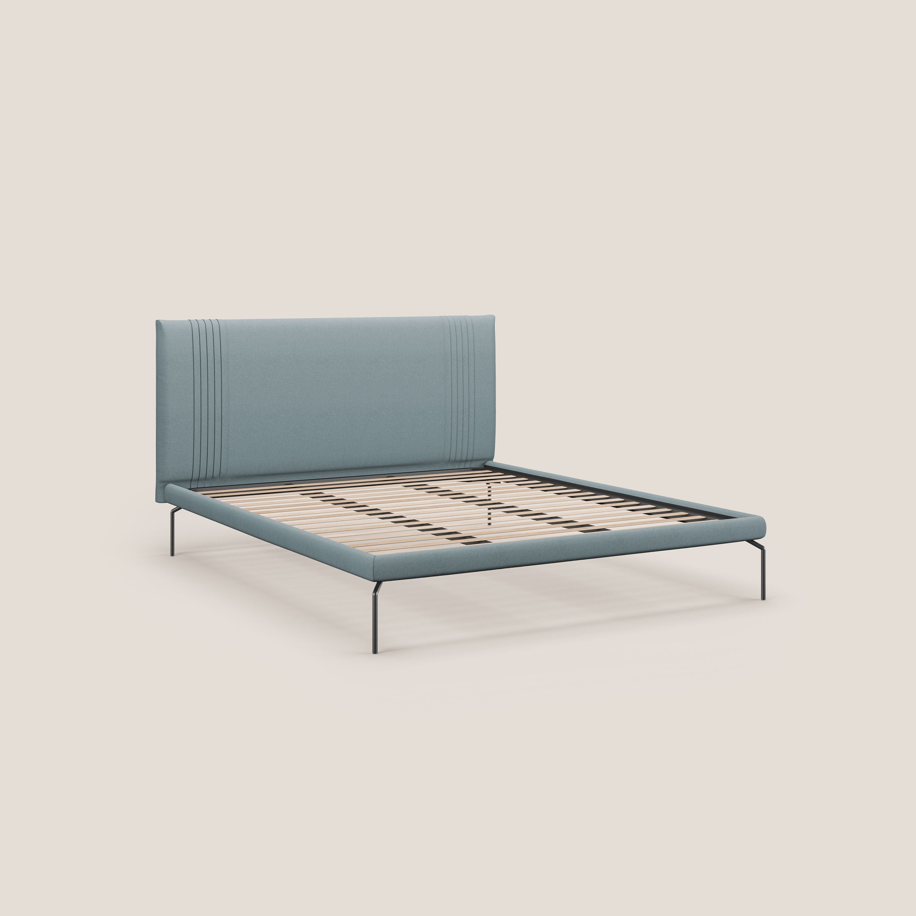 Finn letto imbottito con piedi alti in metallo in tessuto smacchiabile T05 carta da zucchero - divani.store