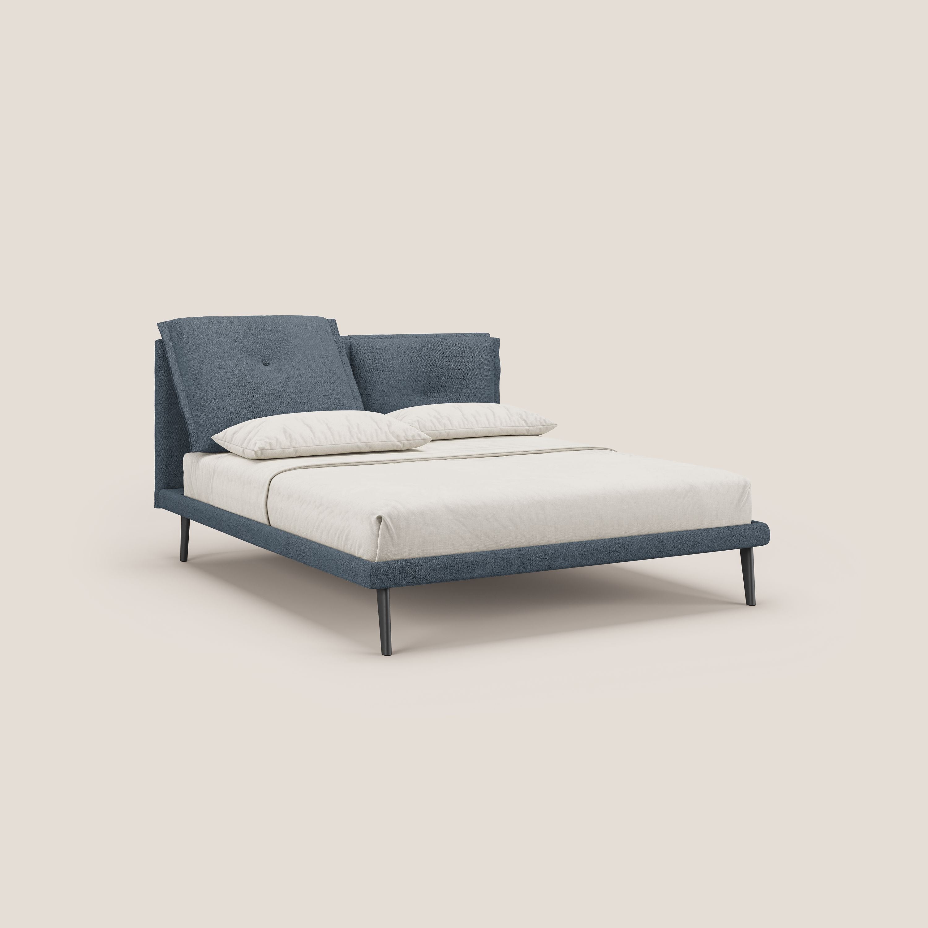 Ibuki letto con cuscini trapuntati regolabili e piedi in mogano in tessuto fiammato impermeabile T03 blu - divani.store