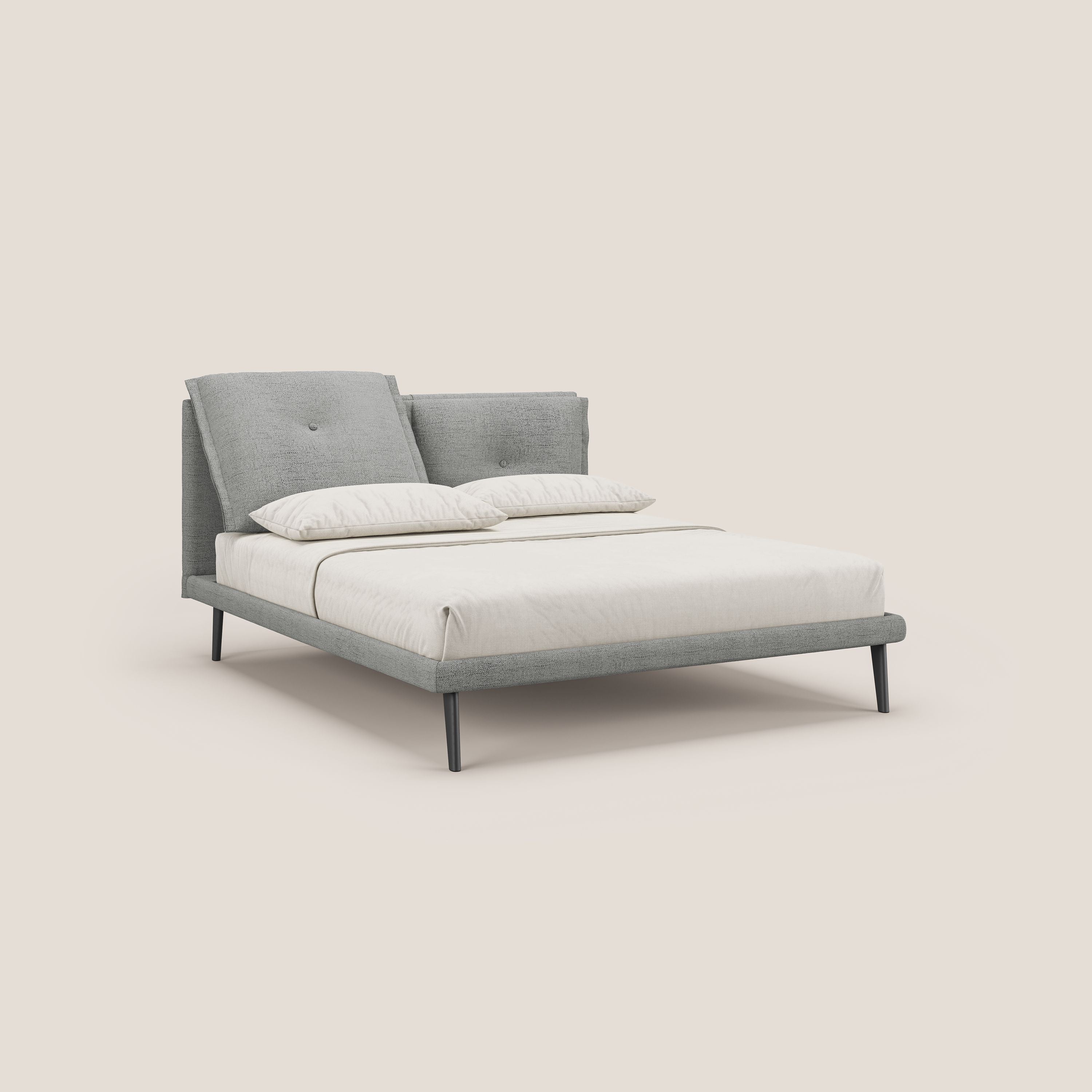 Ibuki letto con cuscini trapuntati regolabili e piedi in mogano in tessuto fiammato impermeabile T03 grigio chiaro - divani.store