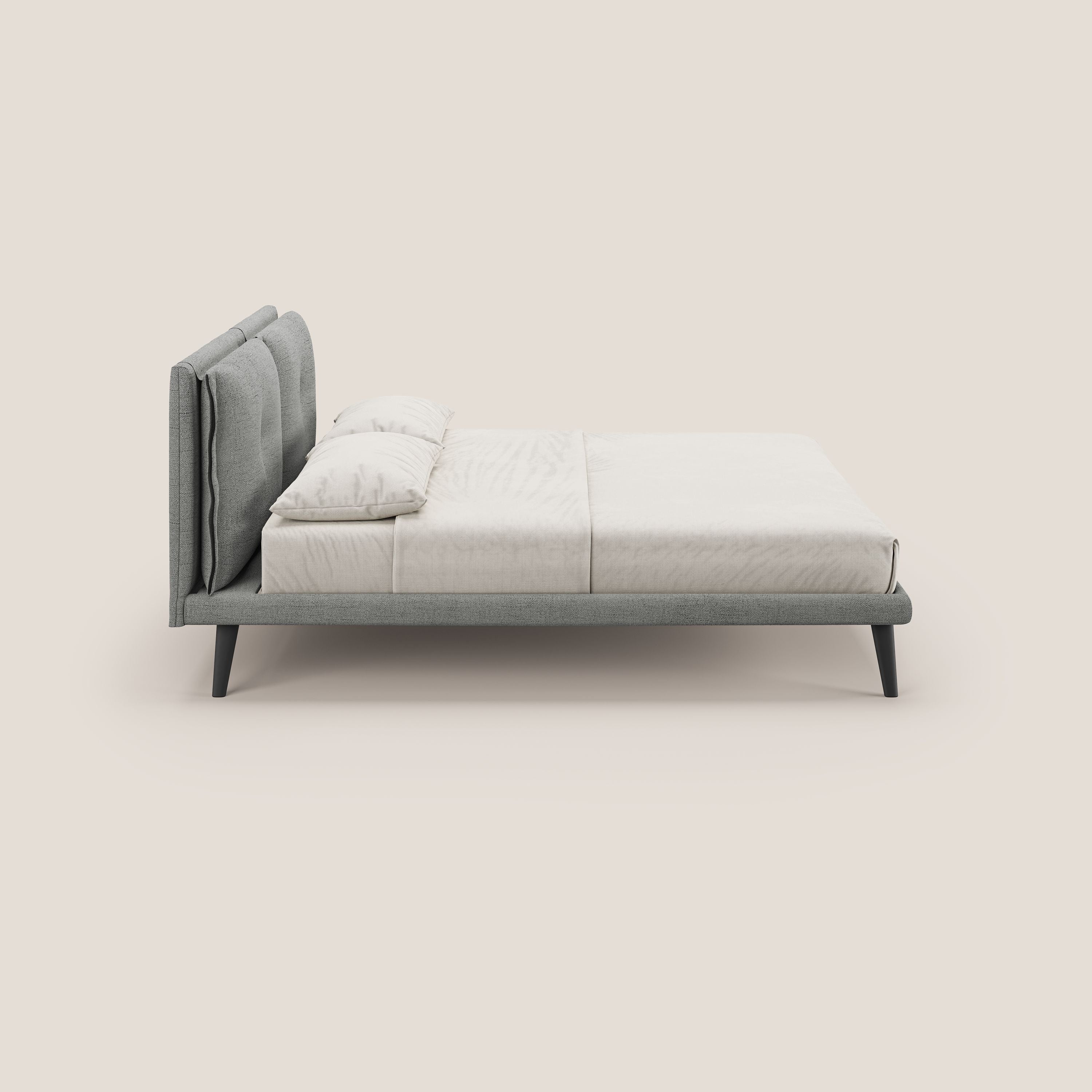 Ibuki letto con cuscini trapuntati regolabili e piedi in mogano in tessuto fiammato impermeabile T03 grigio chiaro - divani.store