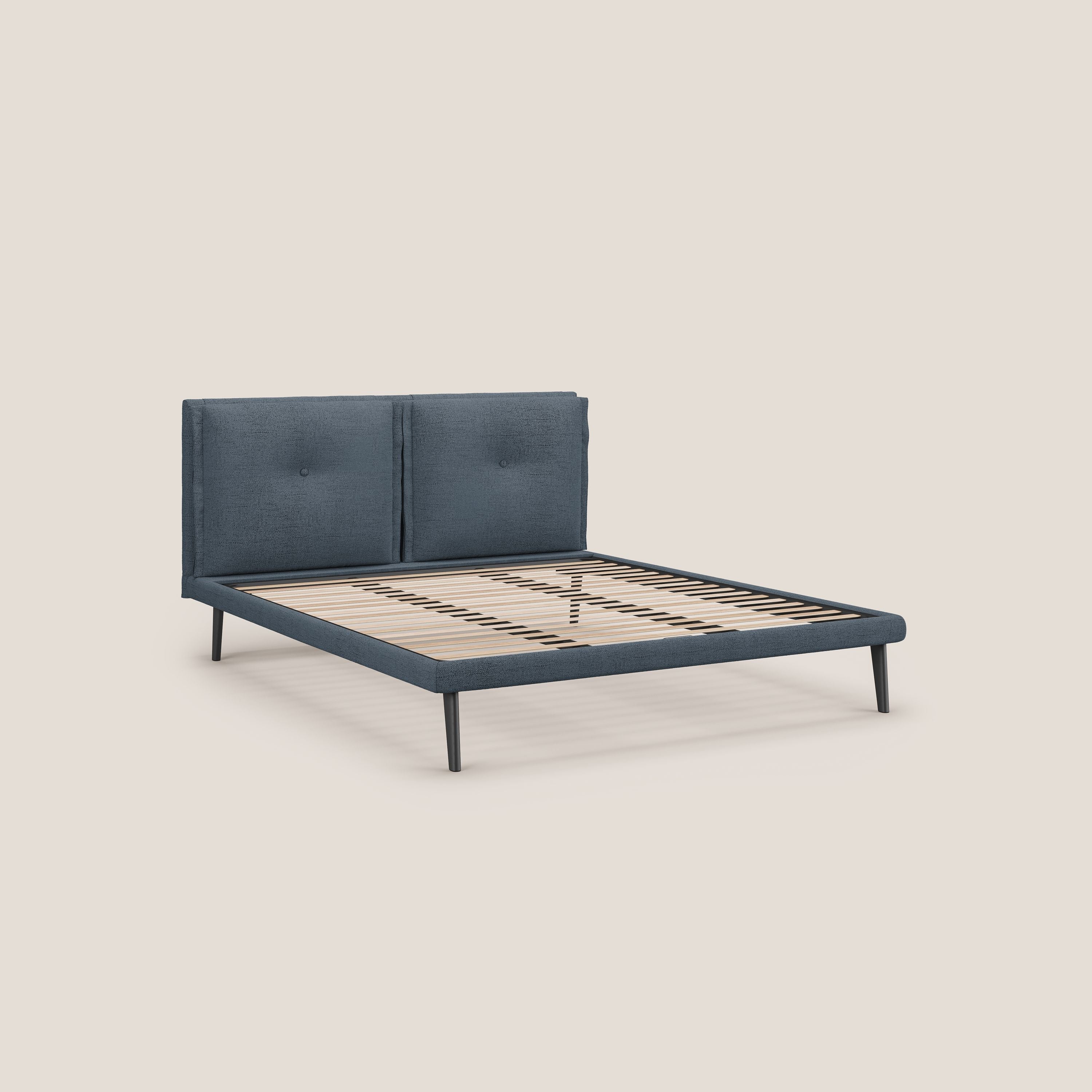 Ibuki letto con cuscini trapuntati regolabili e piedi in mogano in tessuto fiammato impermeabile T03 blu - divani.store