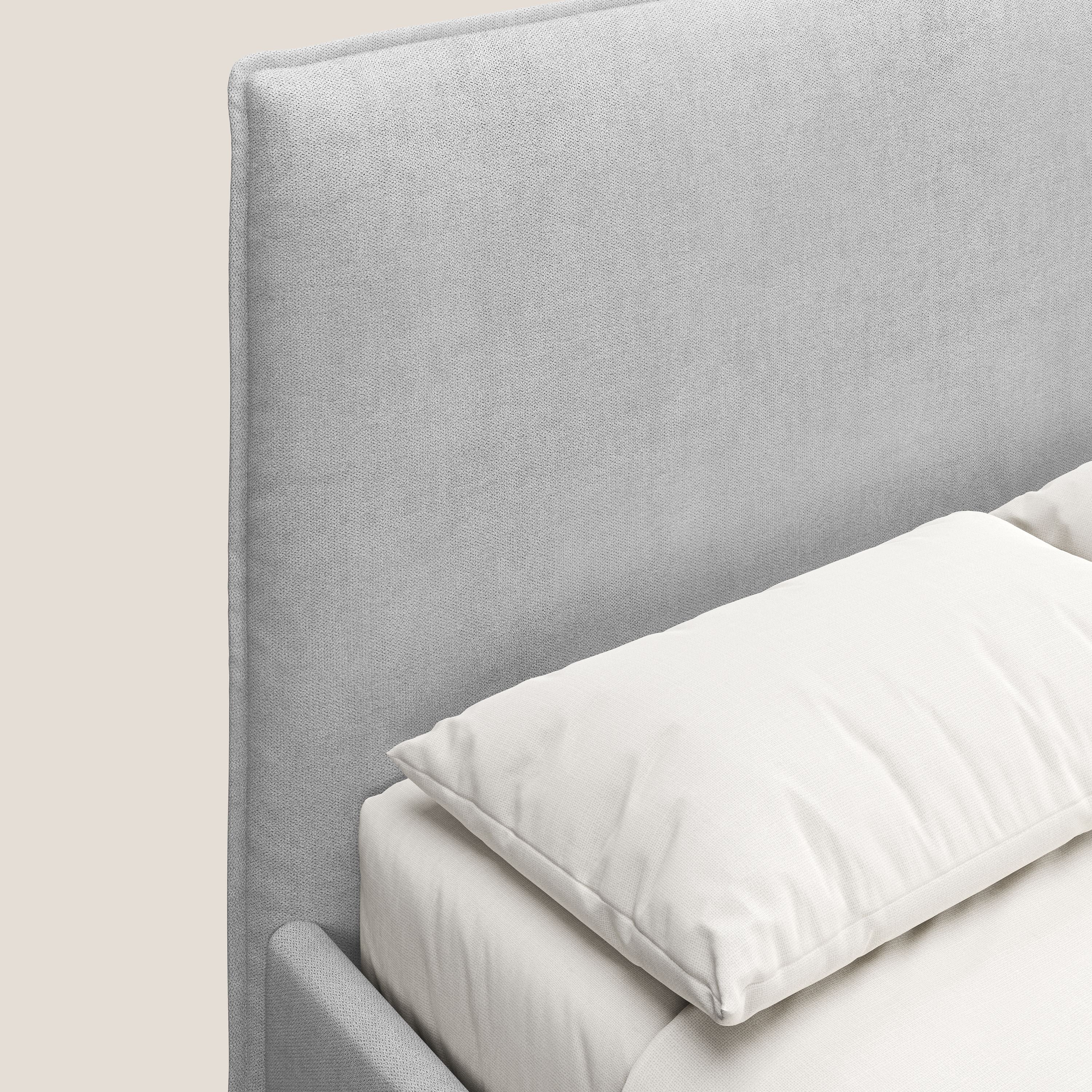 Iris letto imbottito con piedini neri sfoderabile in tessuto impermeabile T02 grigio chiaro - divani.store