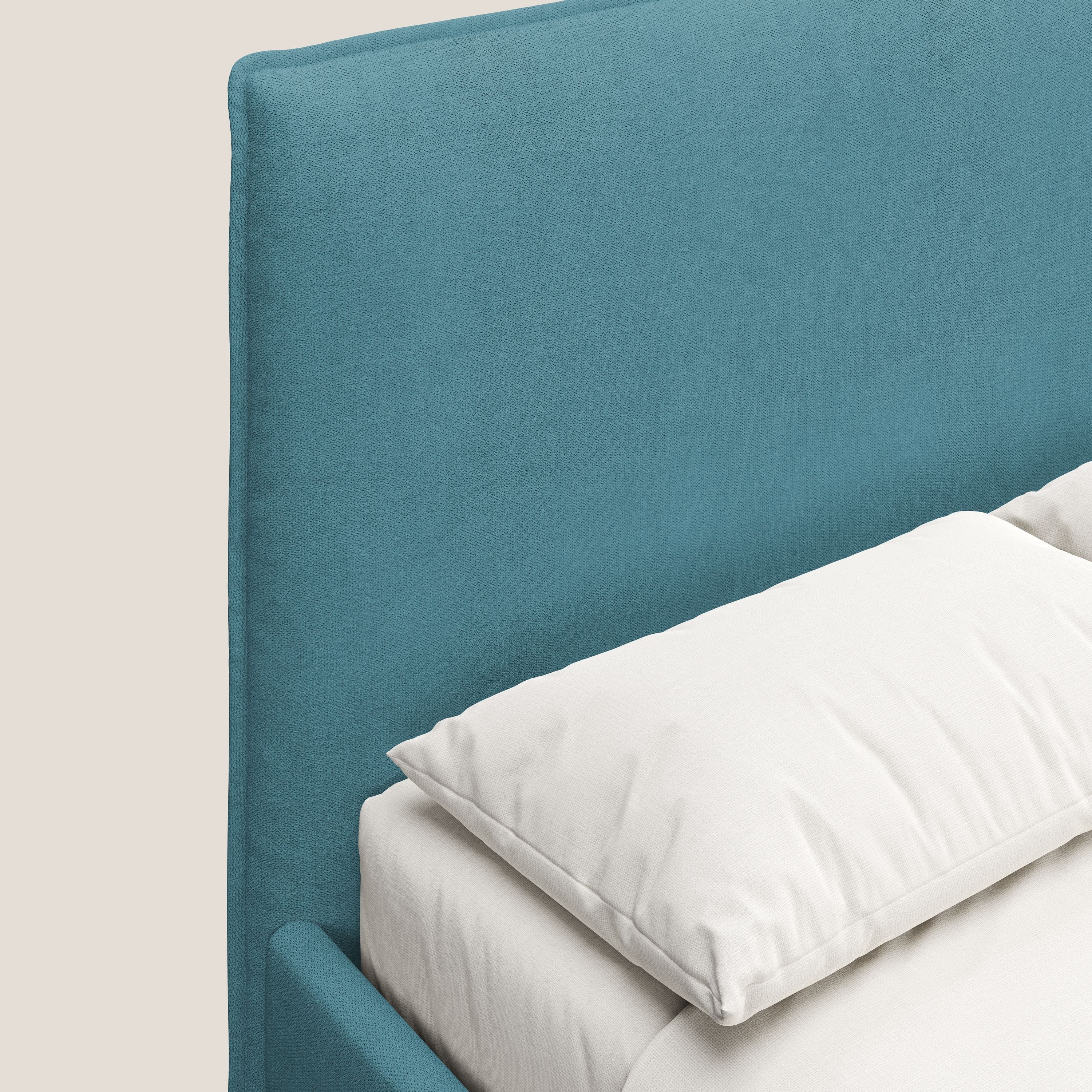 Iris letto imbottito con piedini neri sfoderabile in tessuto impermeabile T02 azzurro - divani.store