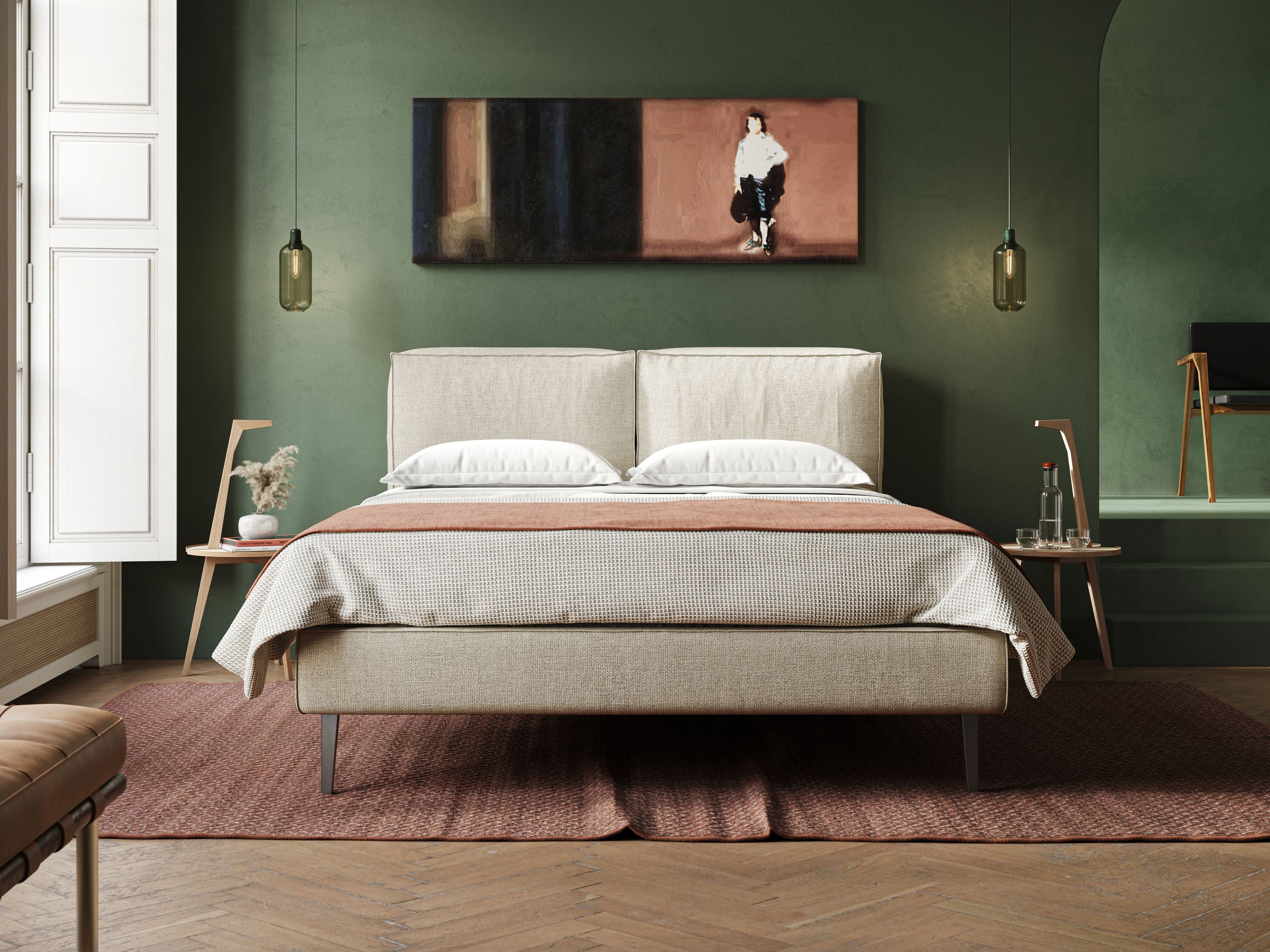 Una camera da letto moderna è caratterizzata dal letto Isotta imbottito completamente sfoderabile in tessuto impermeabile T10 panna di Letti.store, da cuscini bianchi, da una coperta marrone chiaro, da pareti verdi con arte astratta, da luci a sospensione, da comodini in legno e da luce naturale.