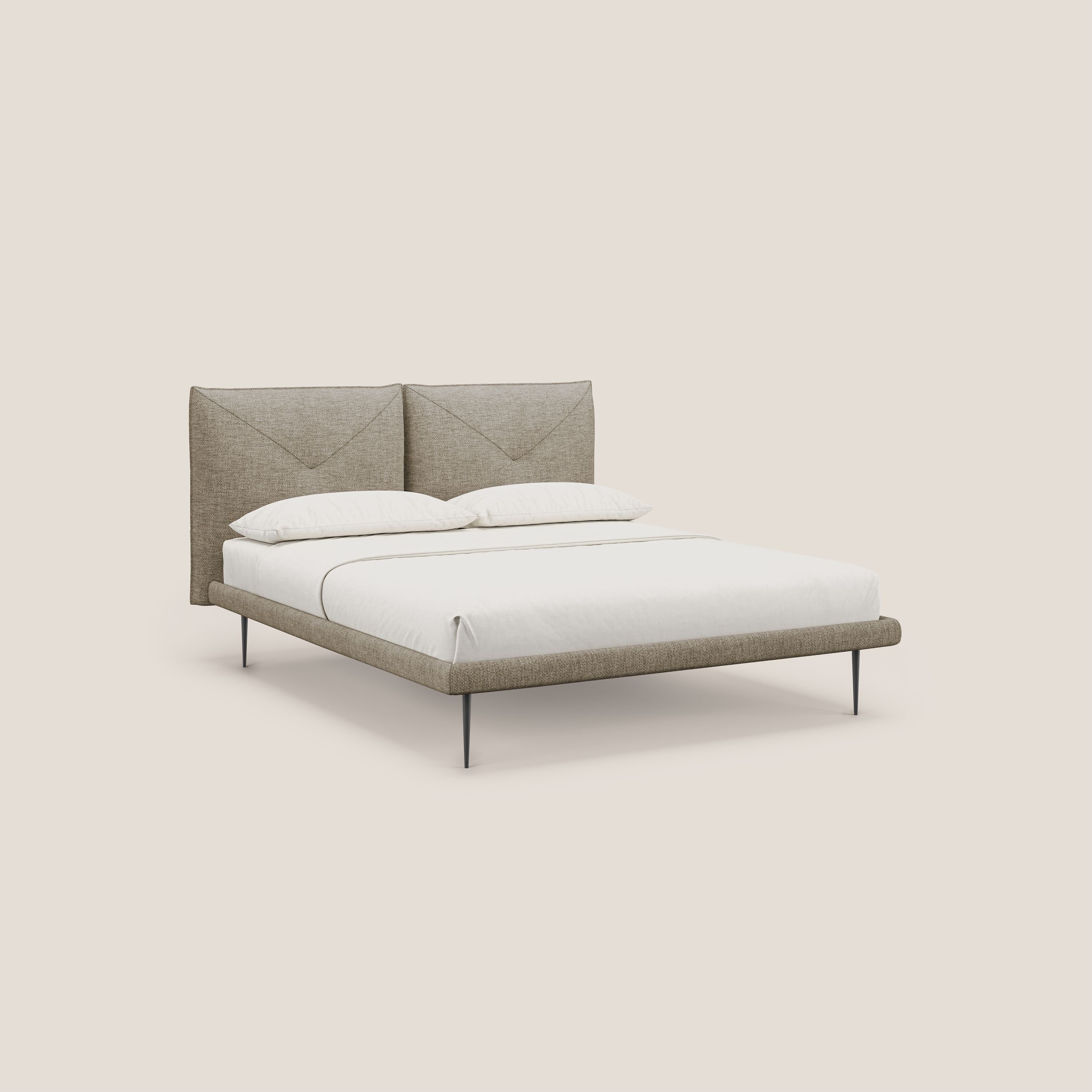 Jolie letto a doppio pannello con piedi alti in metallo in tessuto smacchiabile T18 beige - divani.store