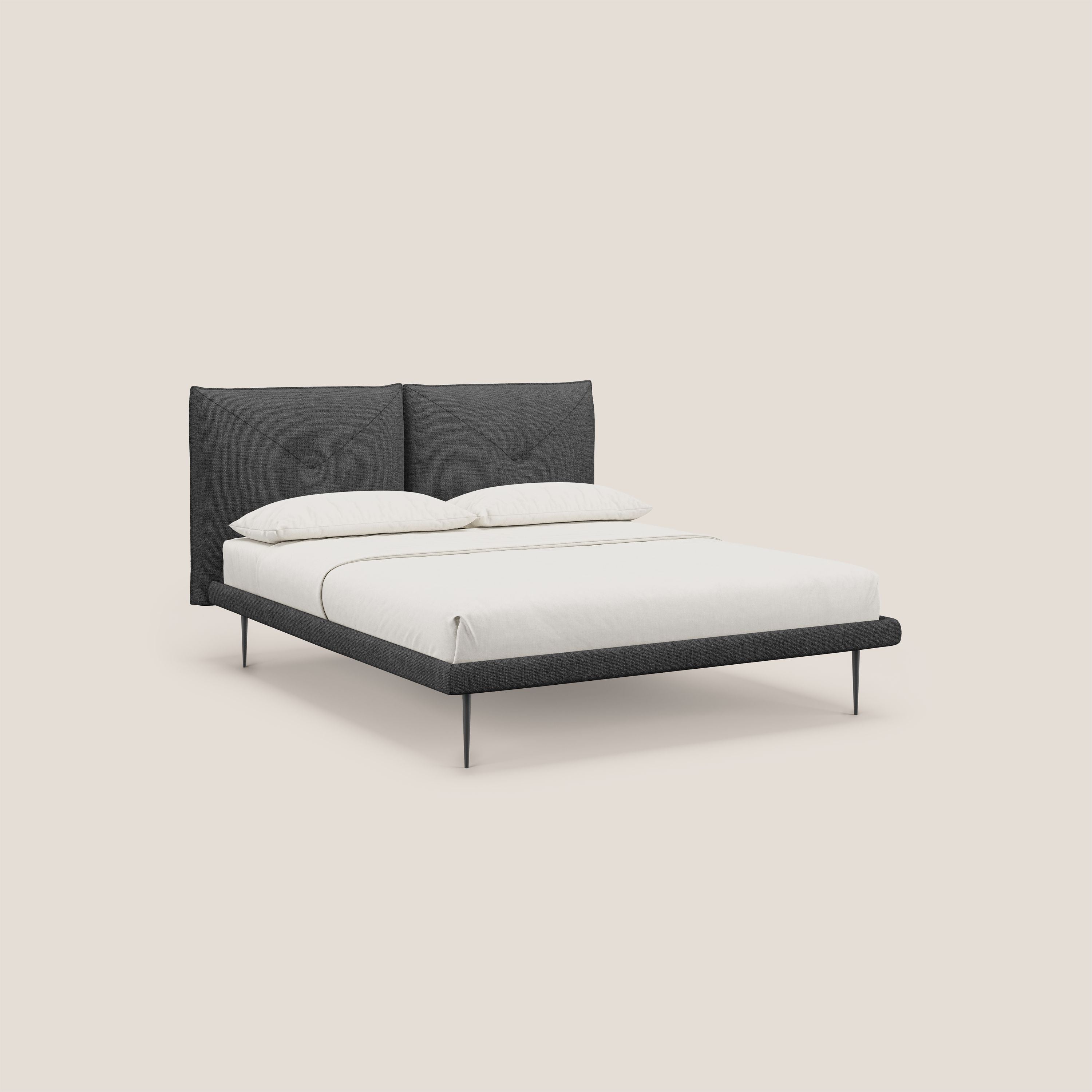 Jolie letto a doppio pannello con piedi alti in metallo in tessuto smacchiabile T18 nero - divani.store