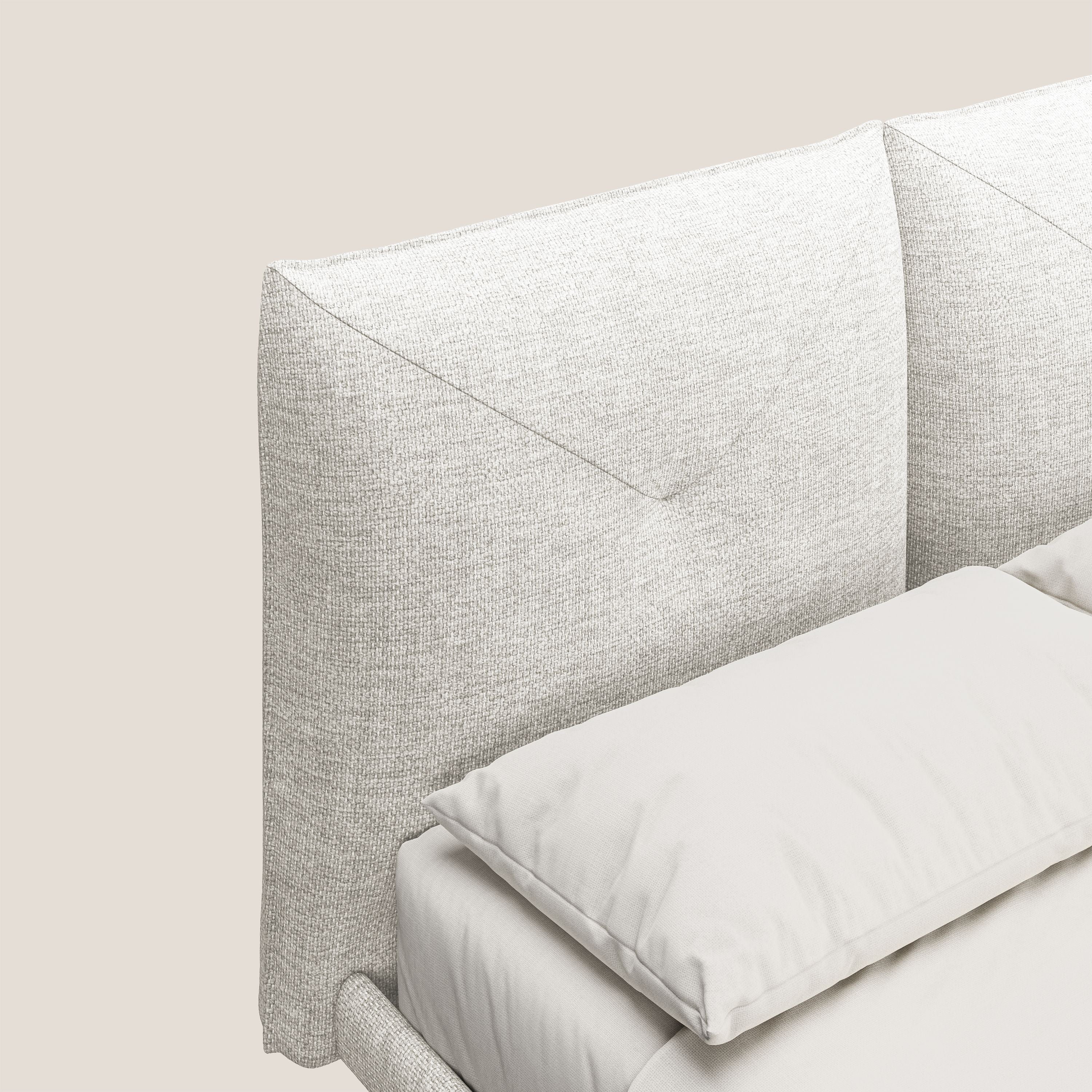 Jolie letto a doppio pannello con piedi alti in metallo in tessuto smacchiabile T18 bianco - divani.store