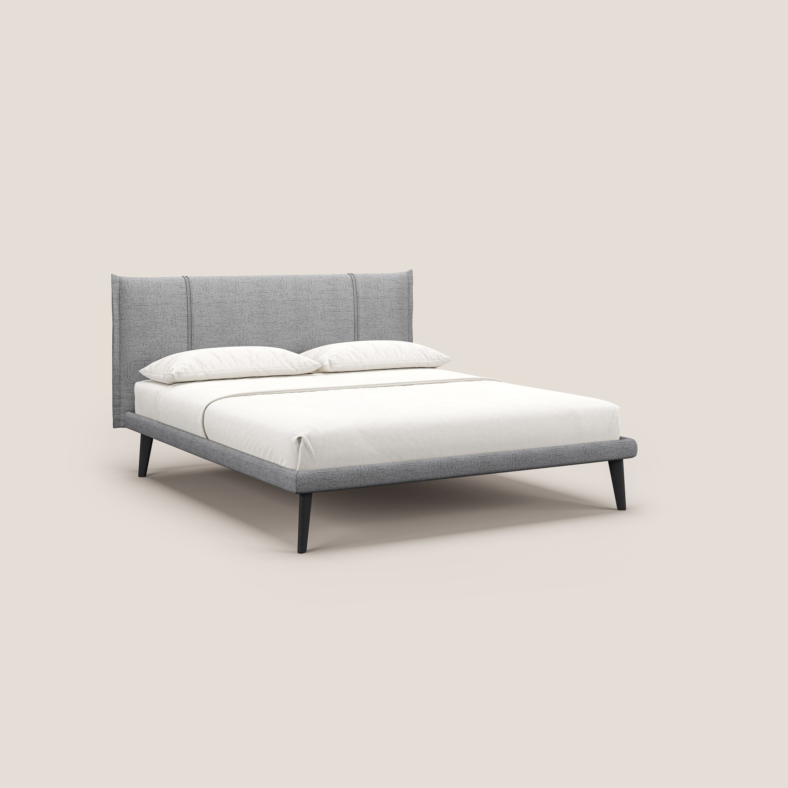 Klaus LETTO moderno con piedi in mogano e tessuto fiammato impermeabile T03 grigio chiaro - divani.store