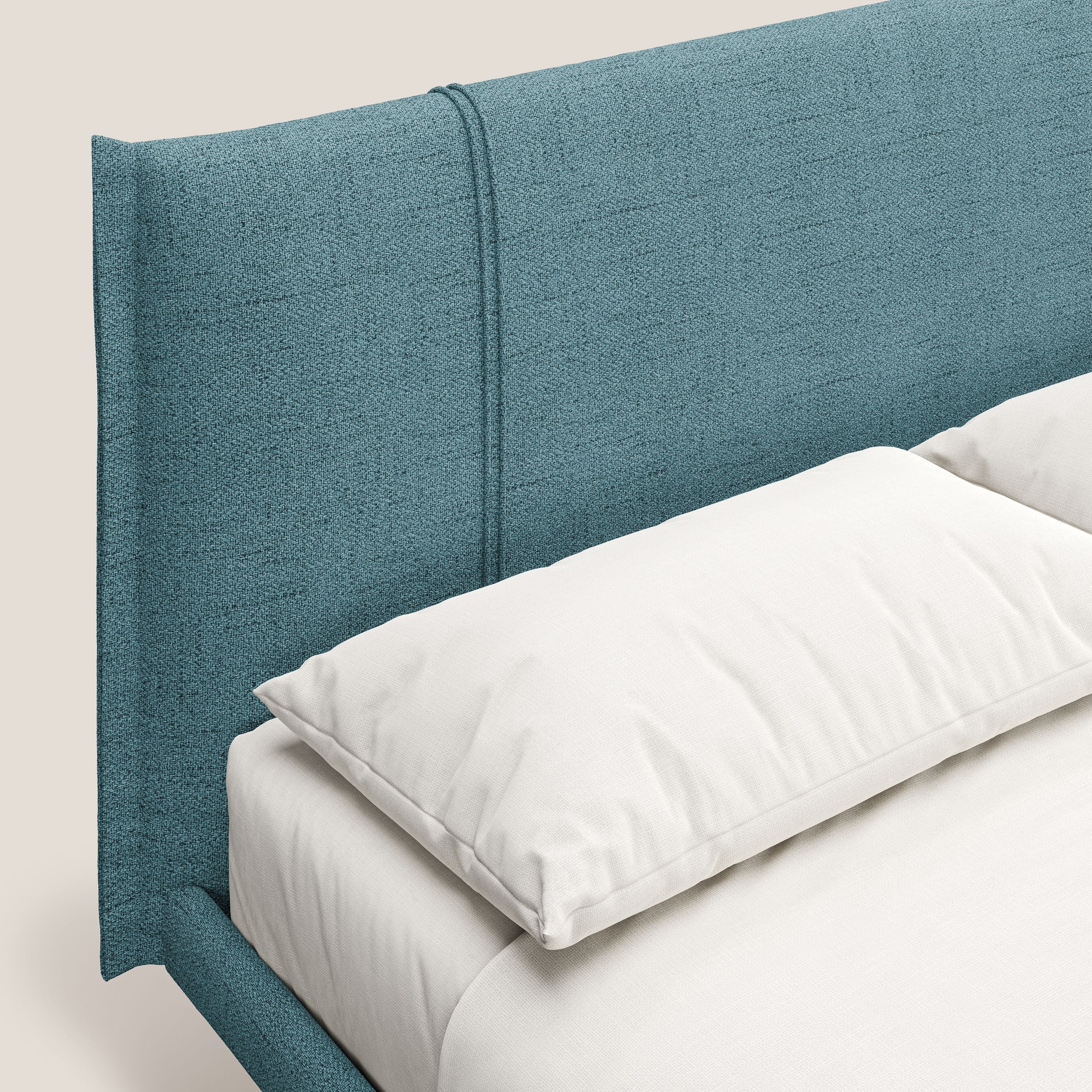 Klaus LETTO moderno con piedi in mogano e tessuto fiammato impermeabile T03 azzurro - divani.store