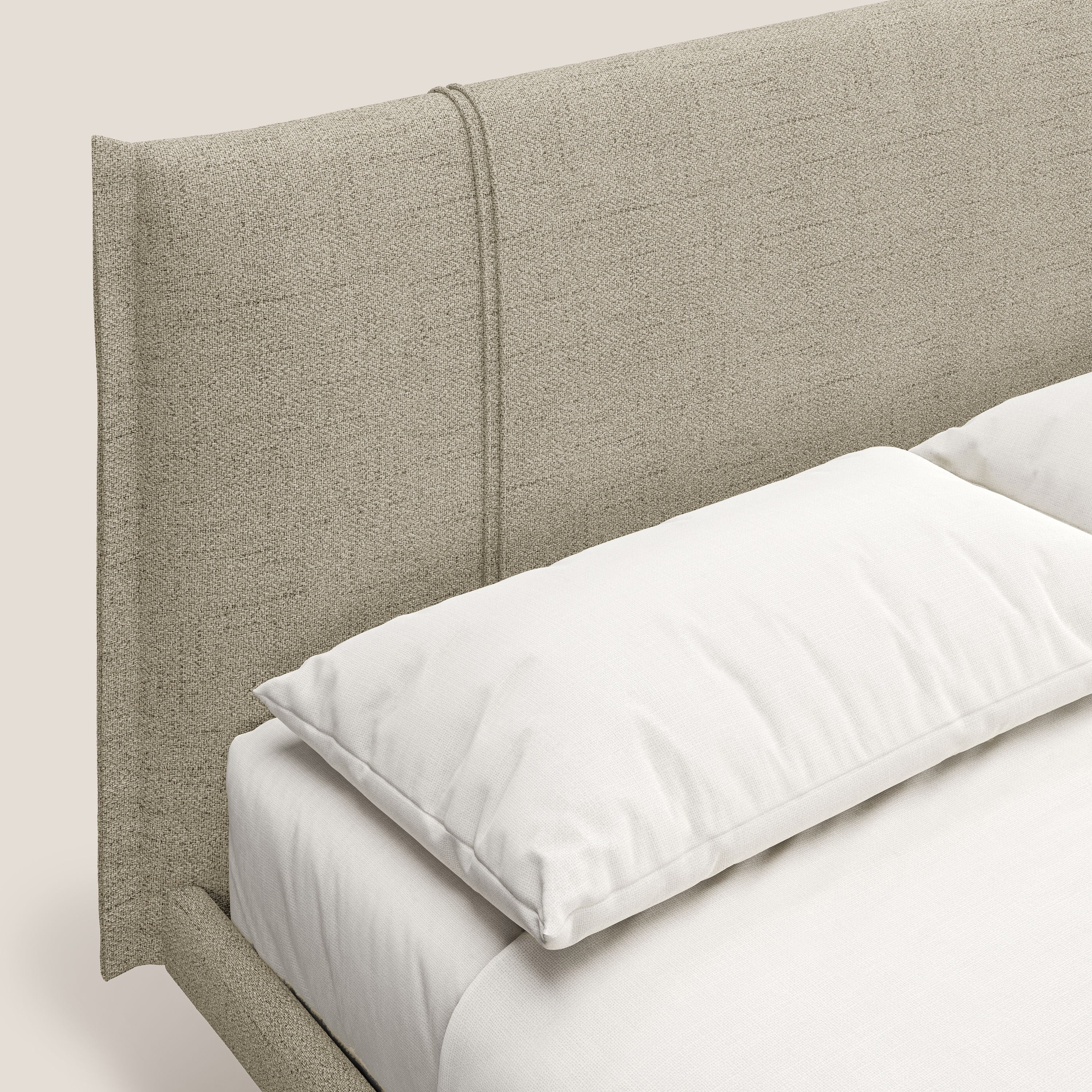 Klaus LETTO moderno con piedi in mogano e tessuto fiammato impermeabile T03 beige - divani.store