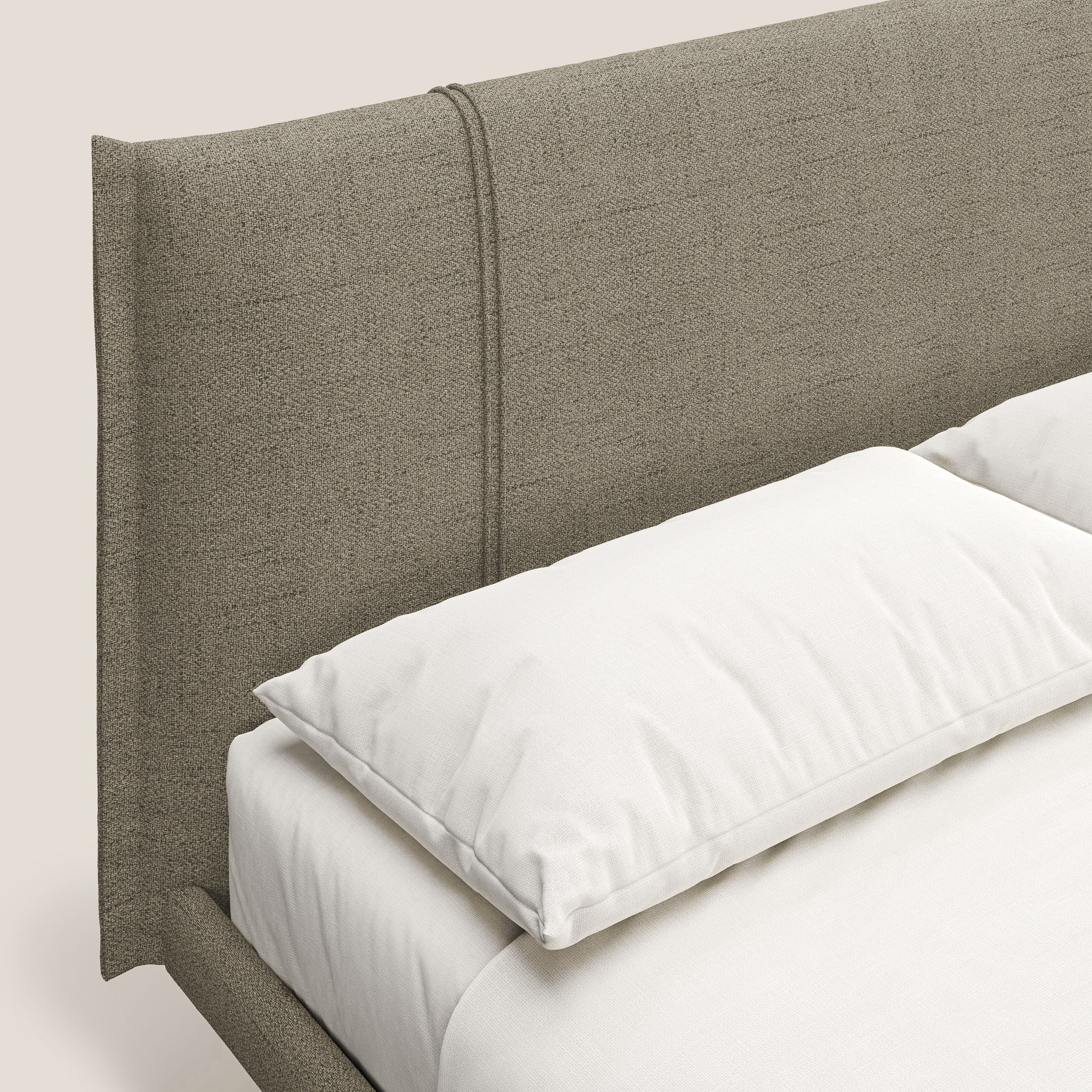 Klaus LETTO moderno con piedi in mogano e tessuto fiammato impermeabile T03 marrone - divani.store