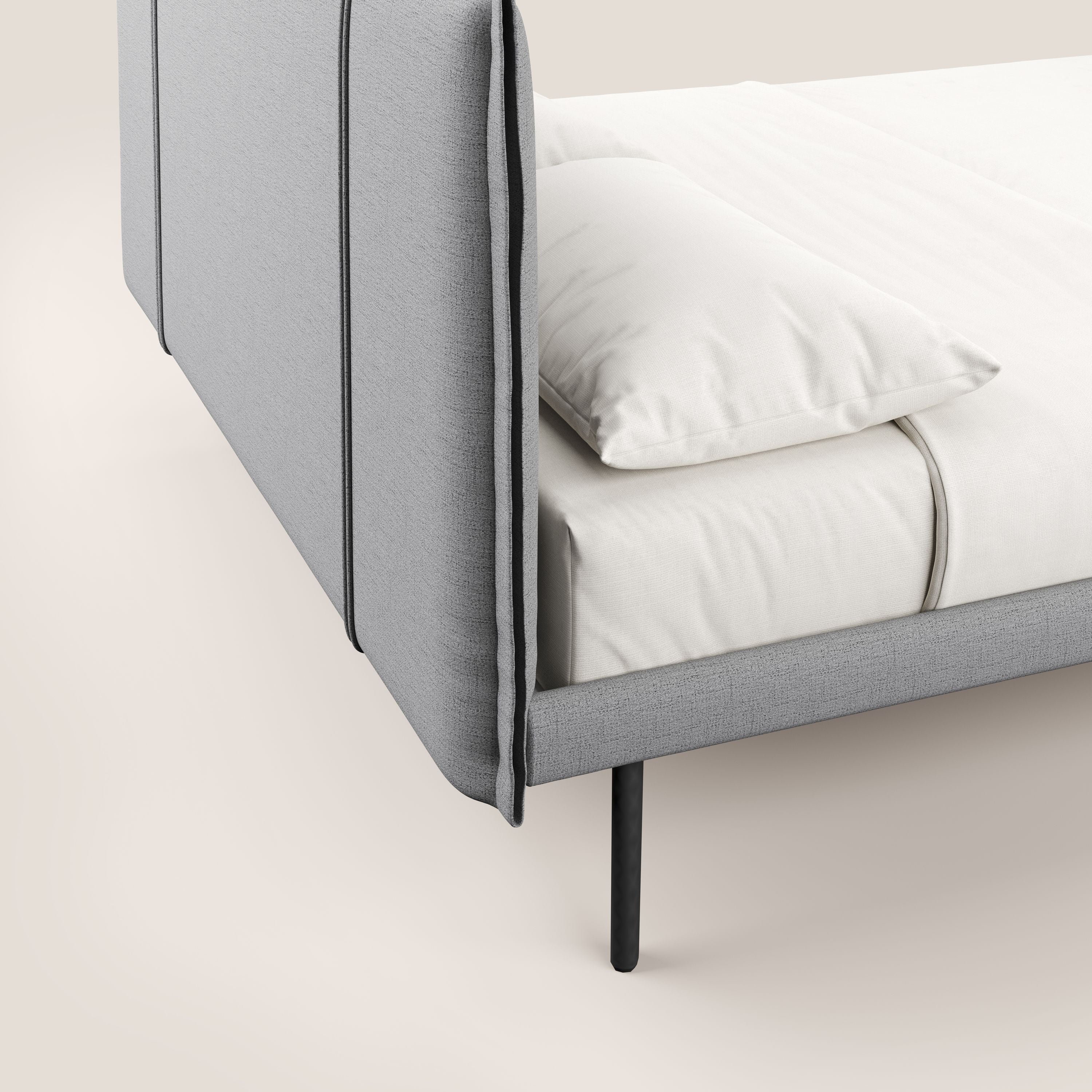 Klaus LETTO moderno con piedi in mogano e tessuto fiammato impermeabile T03 grigio chiaro - divani.store