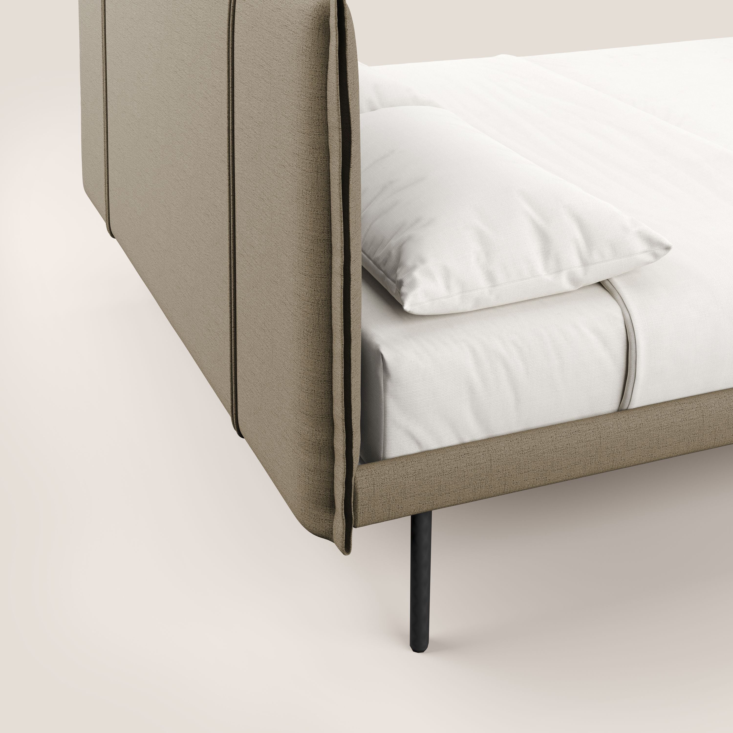 Klaus LETTO moderno con piedi in mogano e tessuto fiammato impermeabile T03 marrone - divani.store