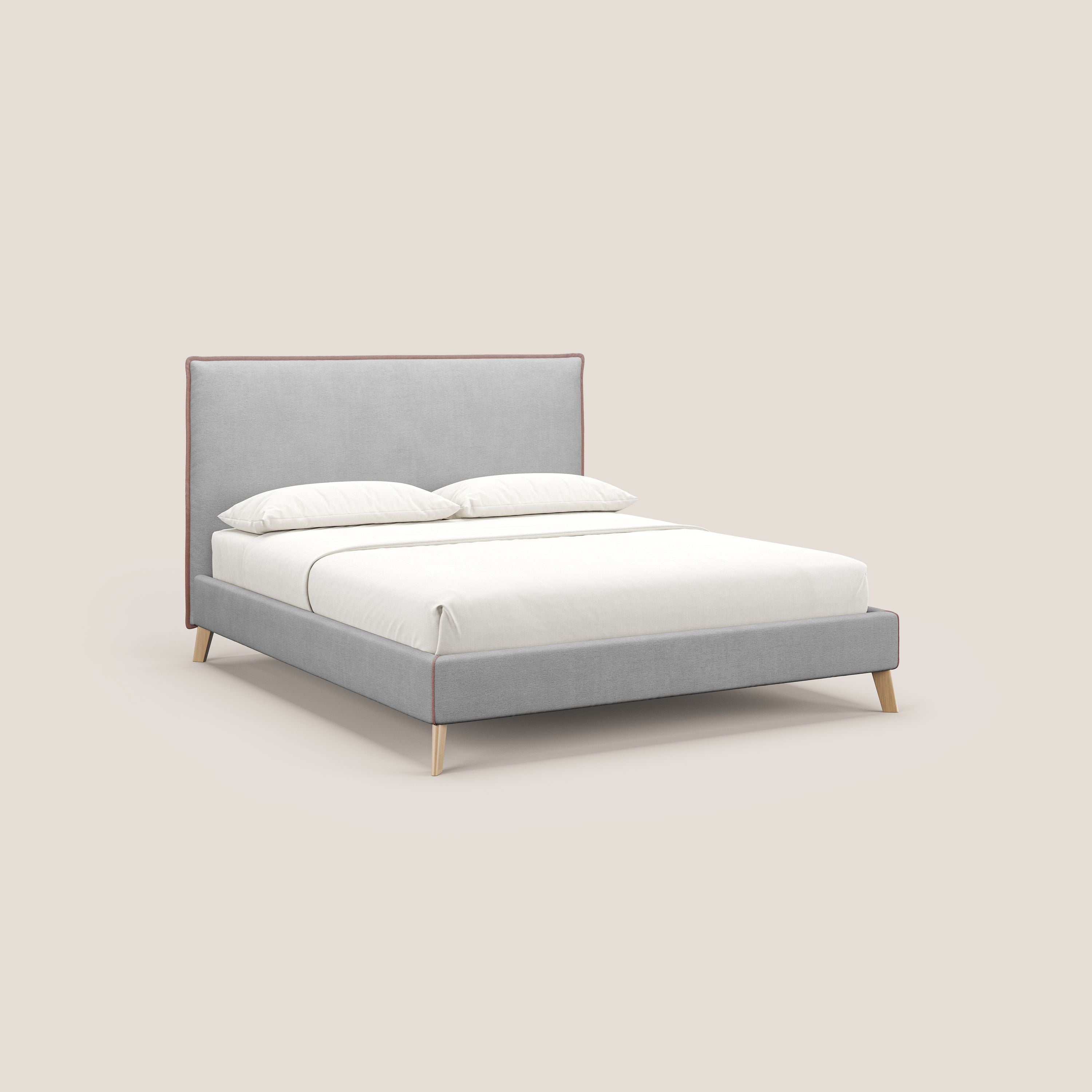 Leila letto imbottito con piedini legno in tessuto smacchiabile T17 grigio - rosa - divani.store