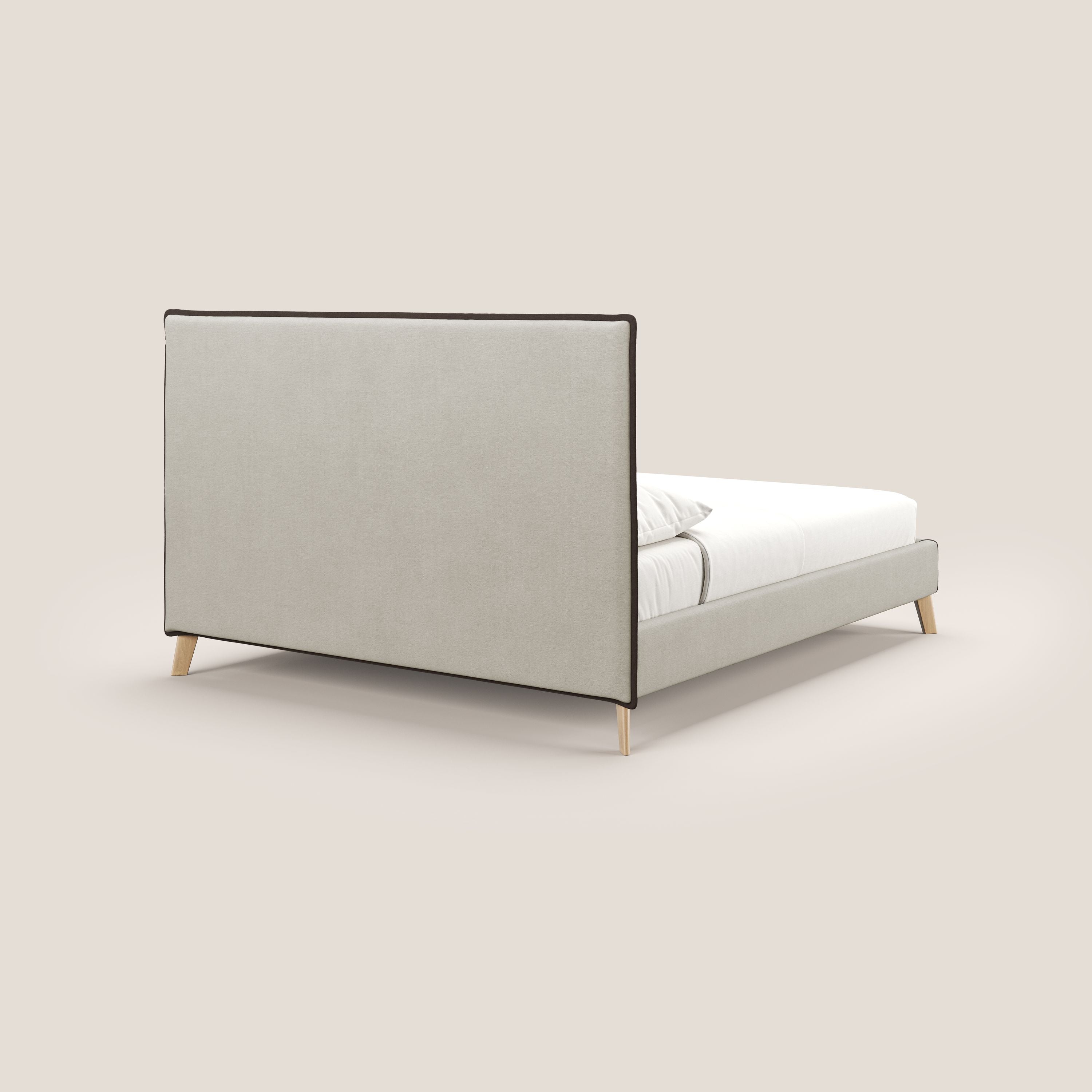 Leila letto imbottito con piedini legno in tessuto smacchiabile T17 panna - marrone - divani.store