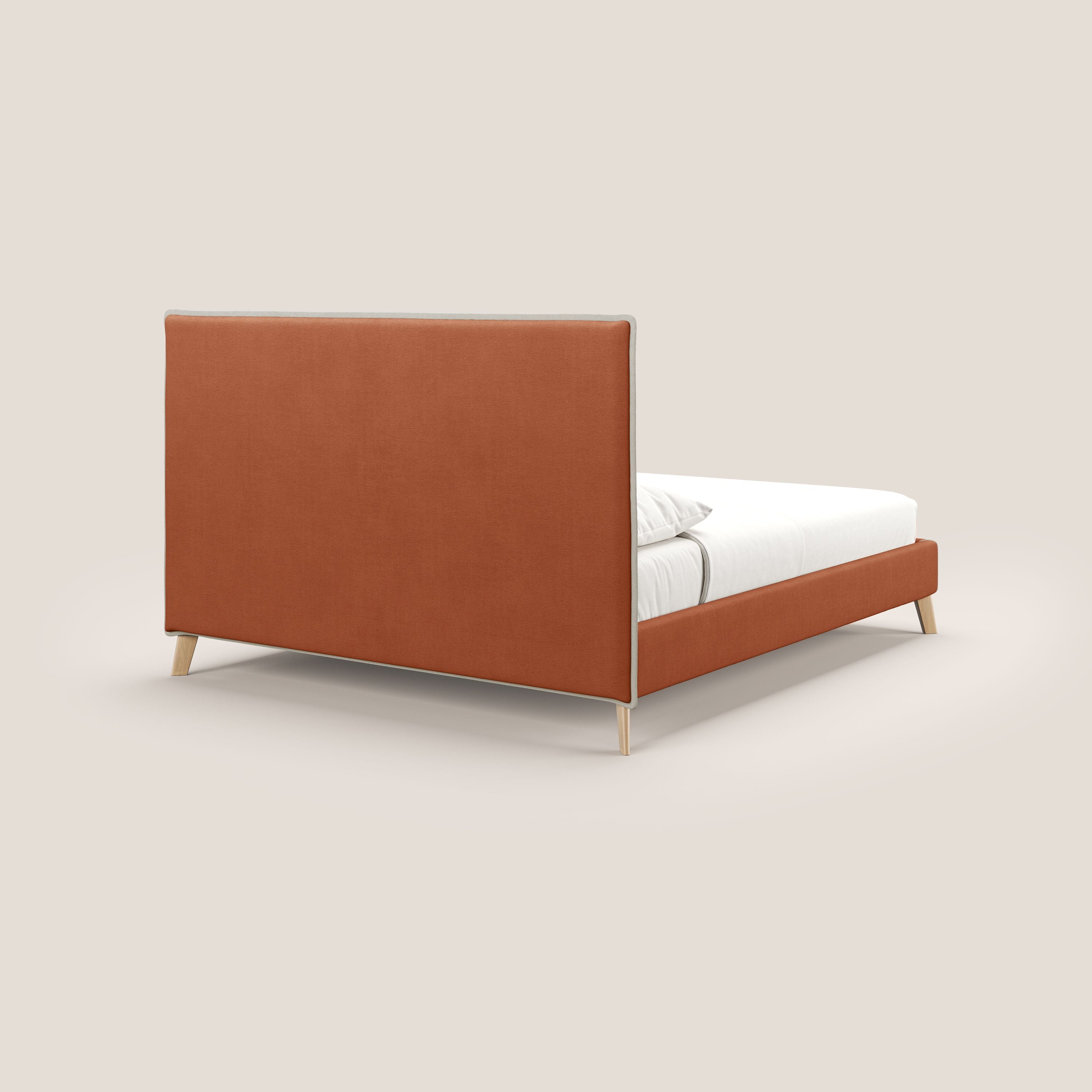 Leila letto imbottito con piedini legno in tessuto smacchiabile T17 arancio - panna - divani.store