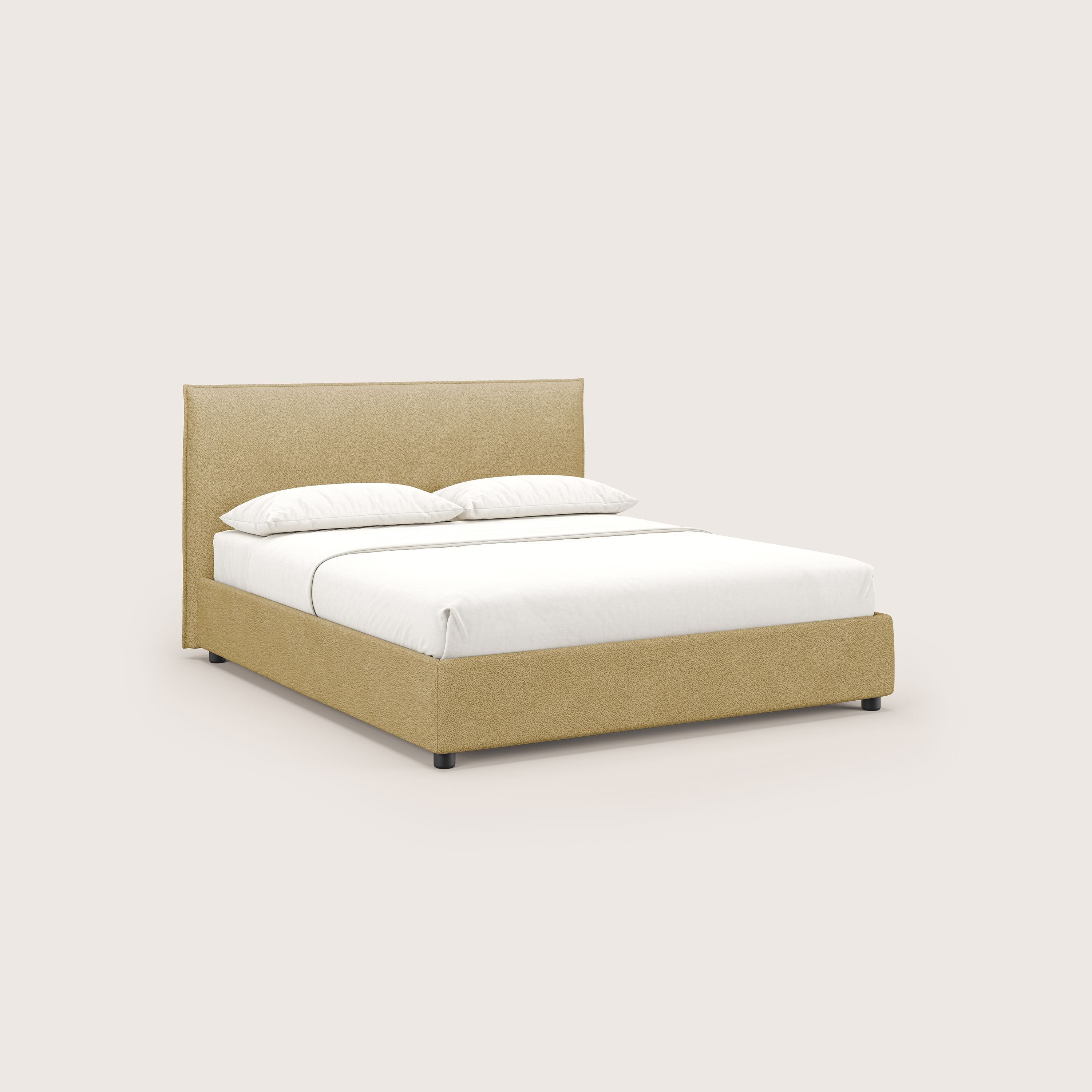 Il letto contenitore Nina di Letti.store è caratterizzato da un design minimale con un rivestimento in microfibra gialla ad effetto pelle, facile da pulire, con un lenzuolo matrimoniale, due cuscini bianchi e un piumone, il tutto su uno sfondo bianco sporco per un look italiano pulito.