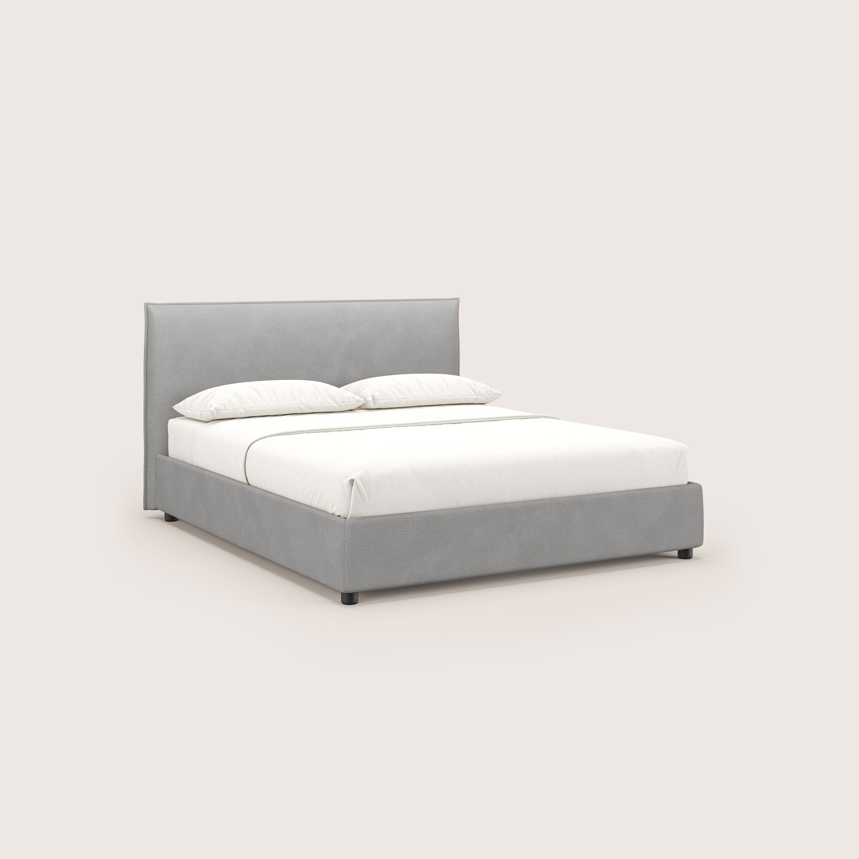 Il letto contenitore Nina di Letti.store presenta un design minimale in microfibra grigia effetto pelle e antimacchia, con linee pulite e profilo basso, perfetto per uno stile italiano senza tempo su uno sfondo neutro.
