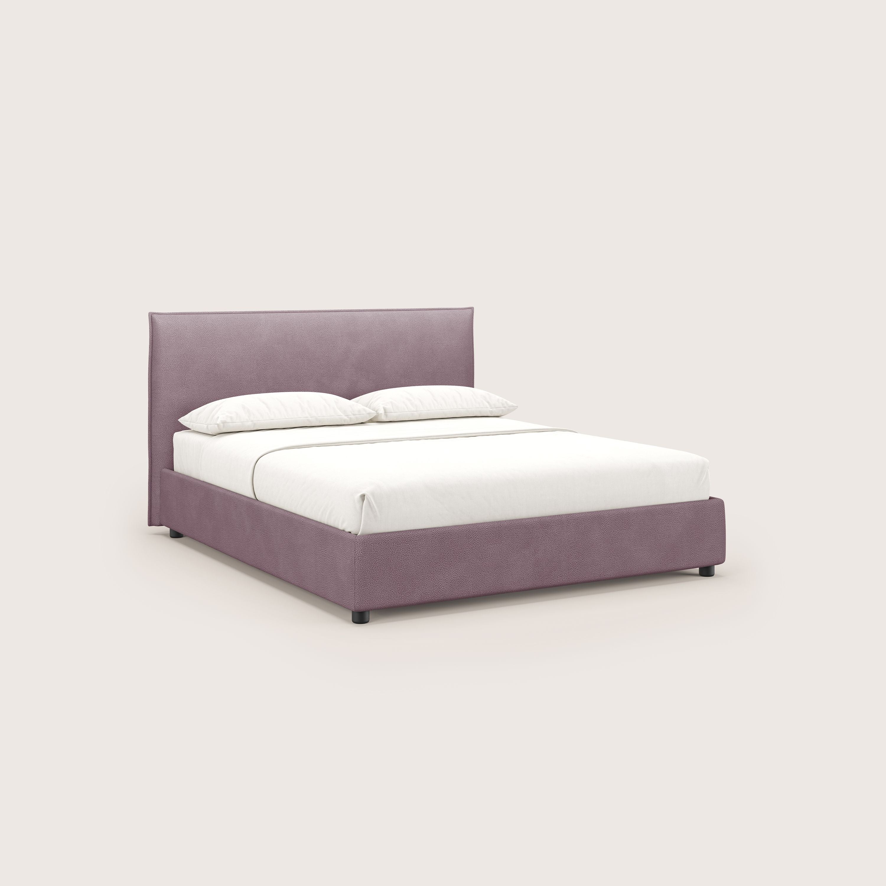 Nina letto contenitore di Letti.store: un letto italiano minimal in microfibra rosa effetto pelle, facile da pulire, con struttura e testata imbottite, biancheria da letto bianca e due cuscini, su uno sfondo bianco sporco dalle linee pulite e senza decori visibili.