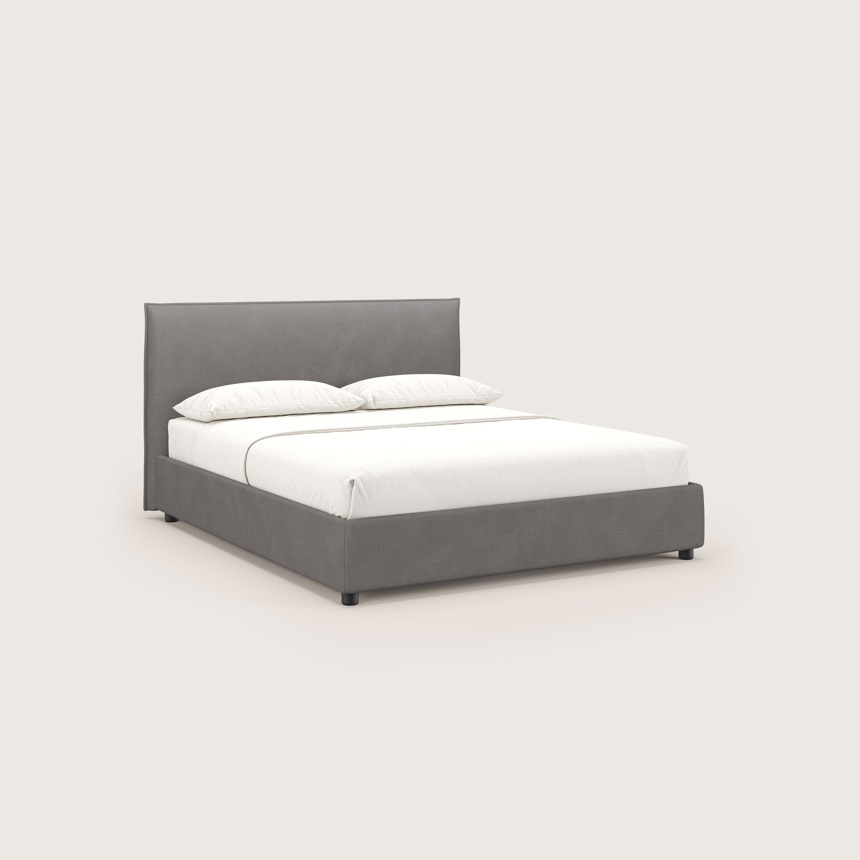 Il letto contenitore Nina di Letti.store è caratterizzato da un design minimale in microfibra antracite antimacchia, con testiera alta e rettangolare e cornice coordinata, presentato con biancheria da letto bianca su sfondo beige chiaro.